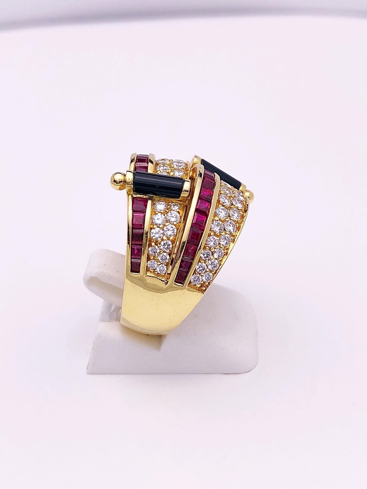 Picchiotti Ring aus 18 Karat Gelbgold mit Diamant, Rubin und schwarzem Onyx (Rundschliff) im Angebot