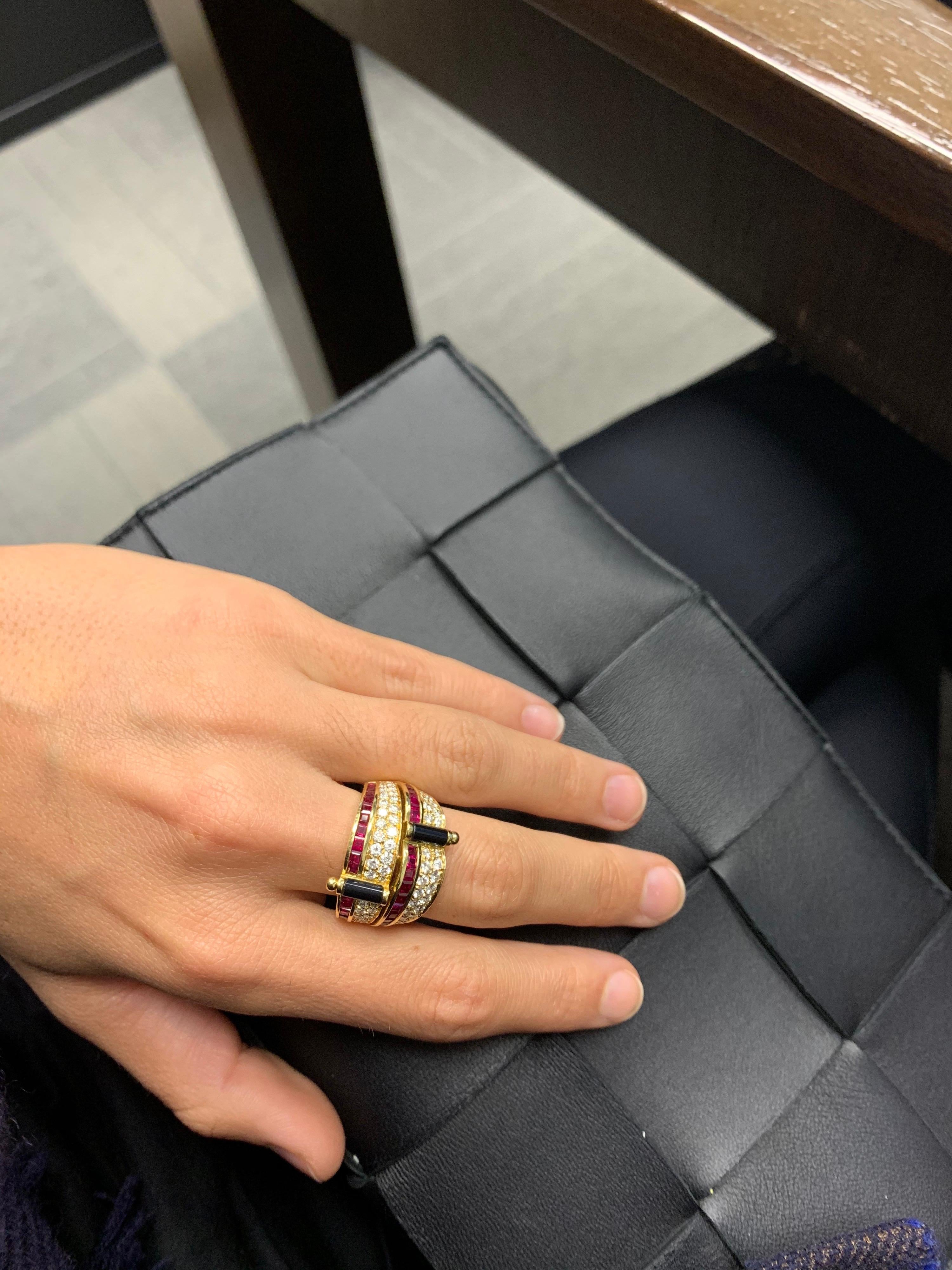 Picchiotti Ring aus 18 Karat Gelbgold mit Diamant, Rubin und schwarzem Onyx im Angebot 3