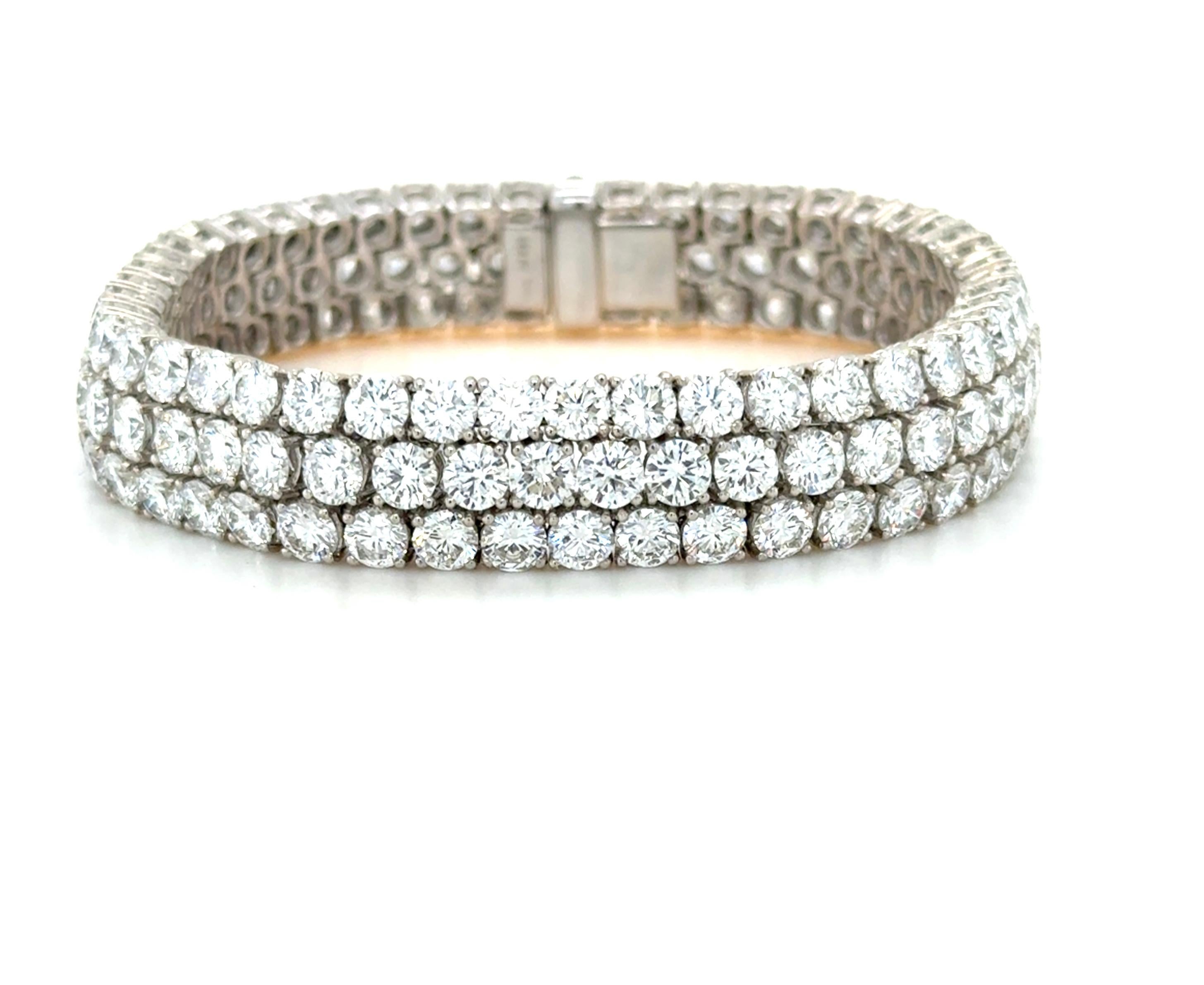 Questo splendido bracciale, disegnato dall'artigiano italiano Picchiotti, contiene 141 diamanti rotondi taglio brillante di prima qualità per un peso totale di 28,20 carati. Realizzato in platino, questo bracciale è estremamente ben fatto con il