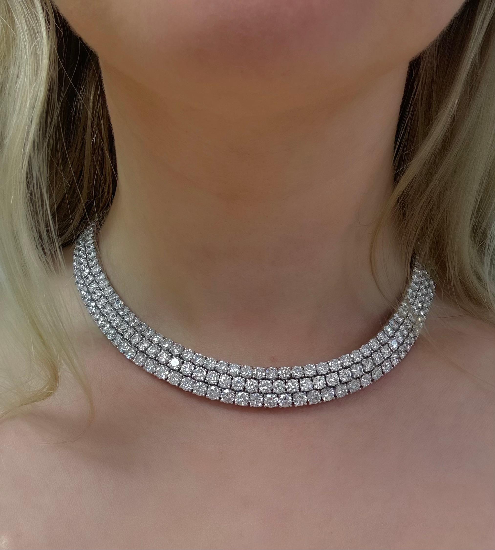 Questa splendida collana, disegnata dall'artigiano italiano Picchiotti, contiene 309 diamanti rotondi taglio brillante di prima qualità per un peso totale di 60,00 carati. Realizzata in platino, questa collana è estremamente ben fatta con il miglior