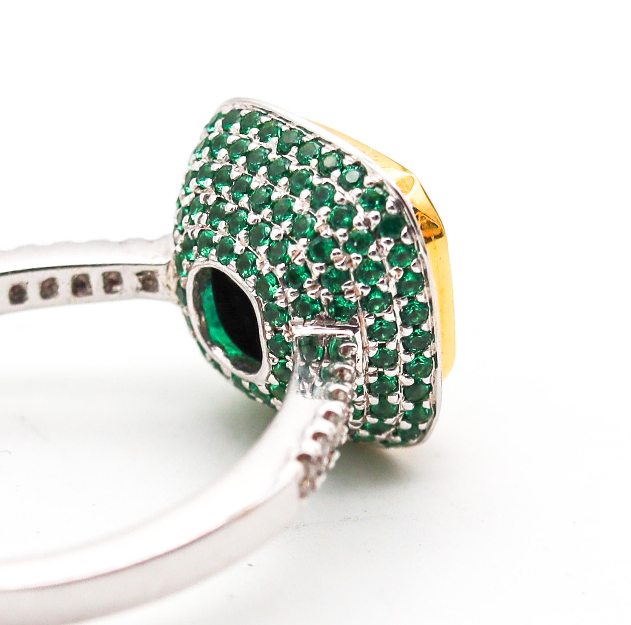 PICCHIOTTI Bague cocktail en or 18 carats avec 4,77 carats d'émeraudes et de diamants Unisexe en vente