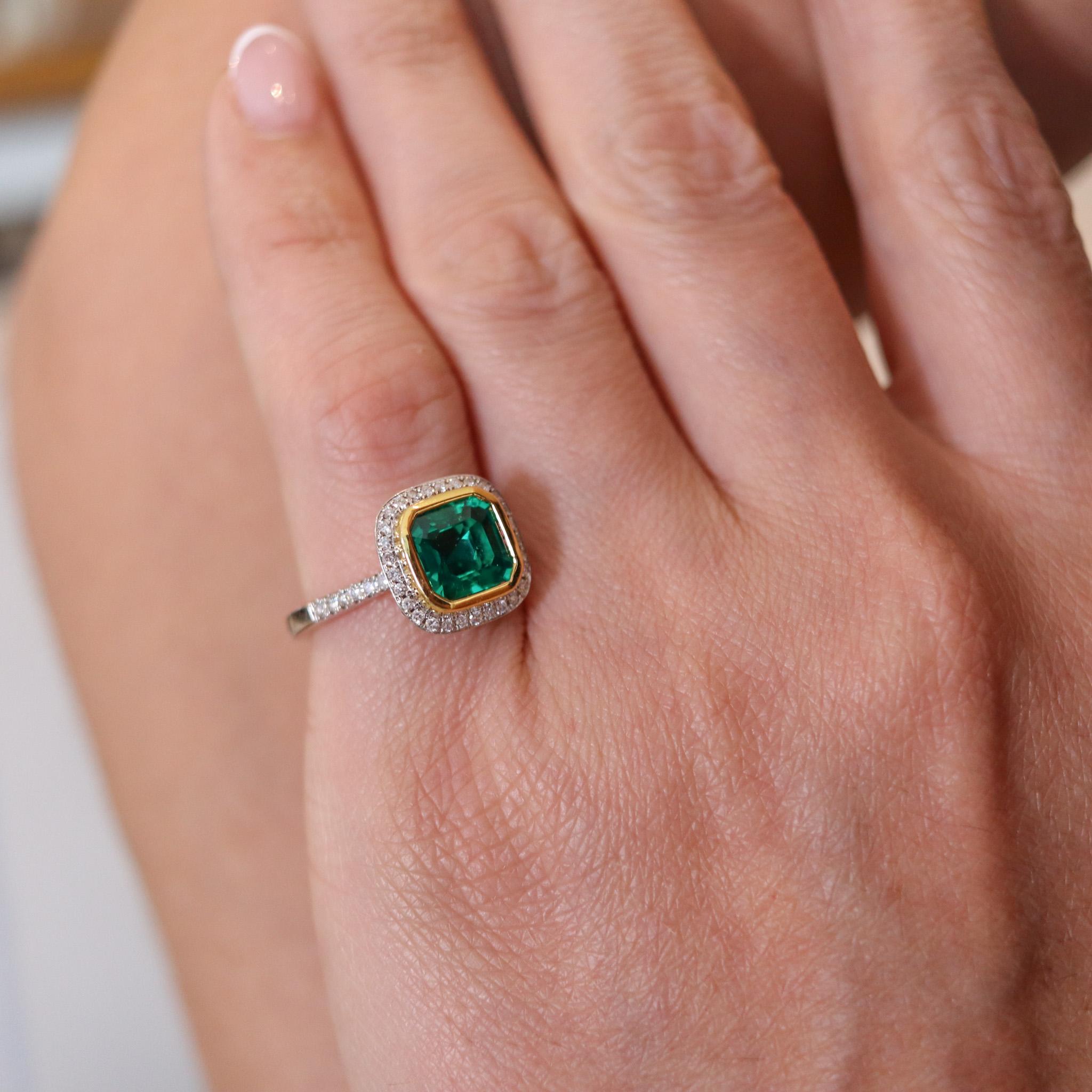 PICCHIOTTI Bague cocktail en or 18 carats avec 4,77 carats d'émeraudes et de diamants en vente 1