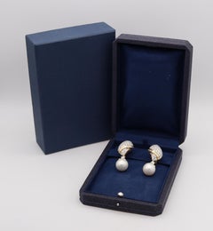 Orecchini a grappolo Picchiotti in oro 18Kt con diamanti e perle da 18,16 Ctw