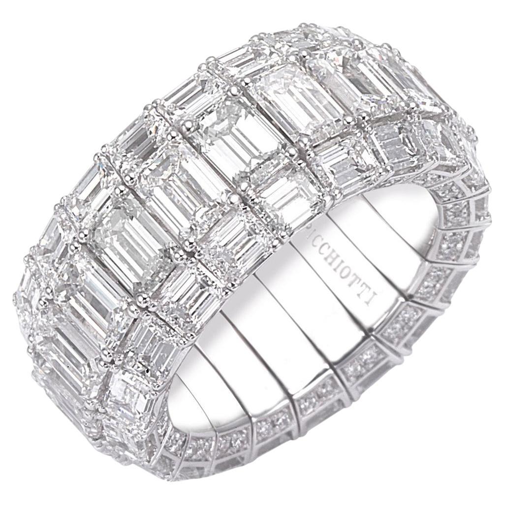 Bague d'éternité extensible fabriquée à la main par Picchiotti en Italie, sertie de diamants de taille émeraude et de diamants brillants.  Au centre, une rangée de diamants de taille émeraude flanquée d'une rangée de diamants de taille baguette de