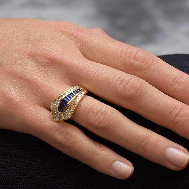 Cette superbe bague Picchiotti est composée de 1,76 carats de diamants taille baguette sertis de manière invisible, et de 1,81 carats de saphirs taille baguette sertis de manière invisible. Les pierres précieuses sont serties à mi-hauteur de