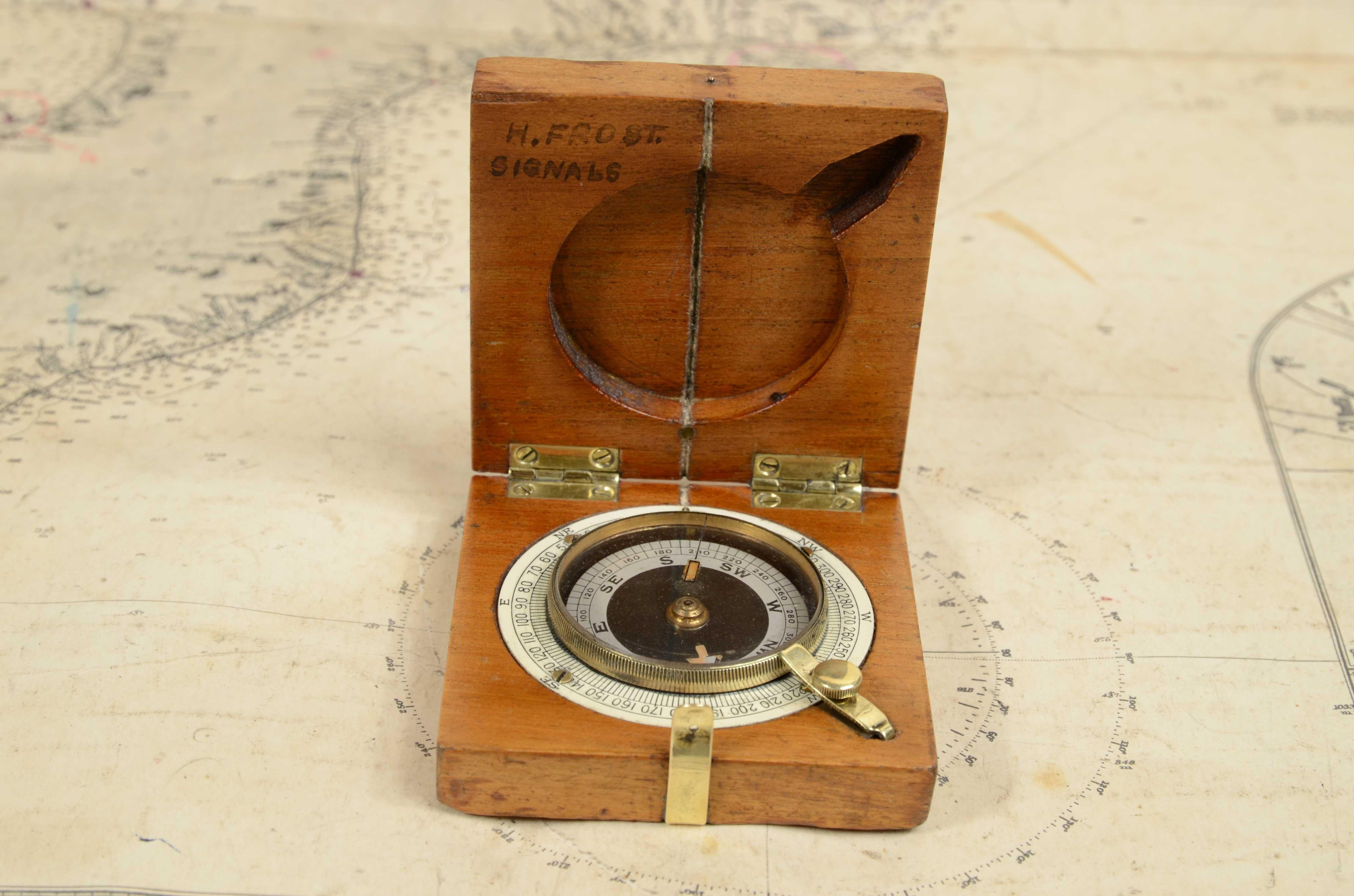 Early 20th Century Petit compas de poche en acajou utilisé officiellement par l'aviation pendant la Première Guerre mondiale en vente