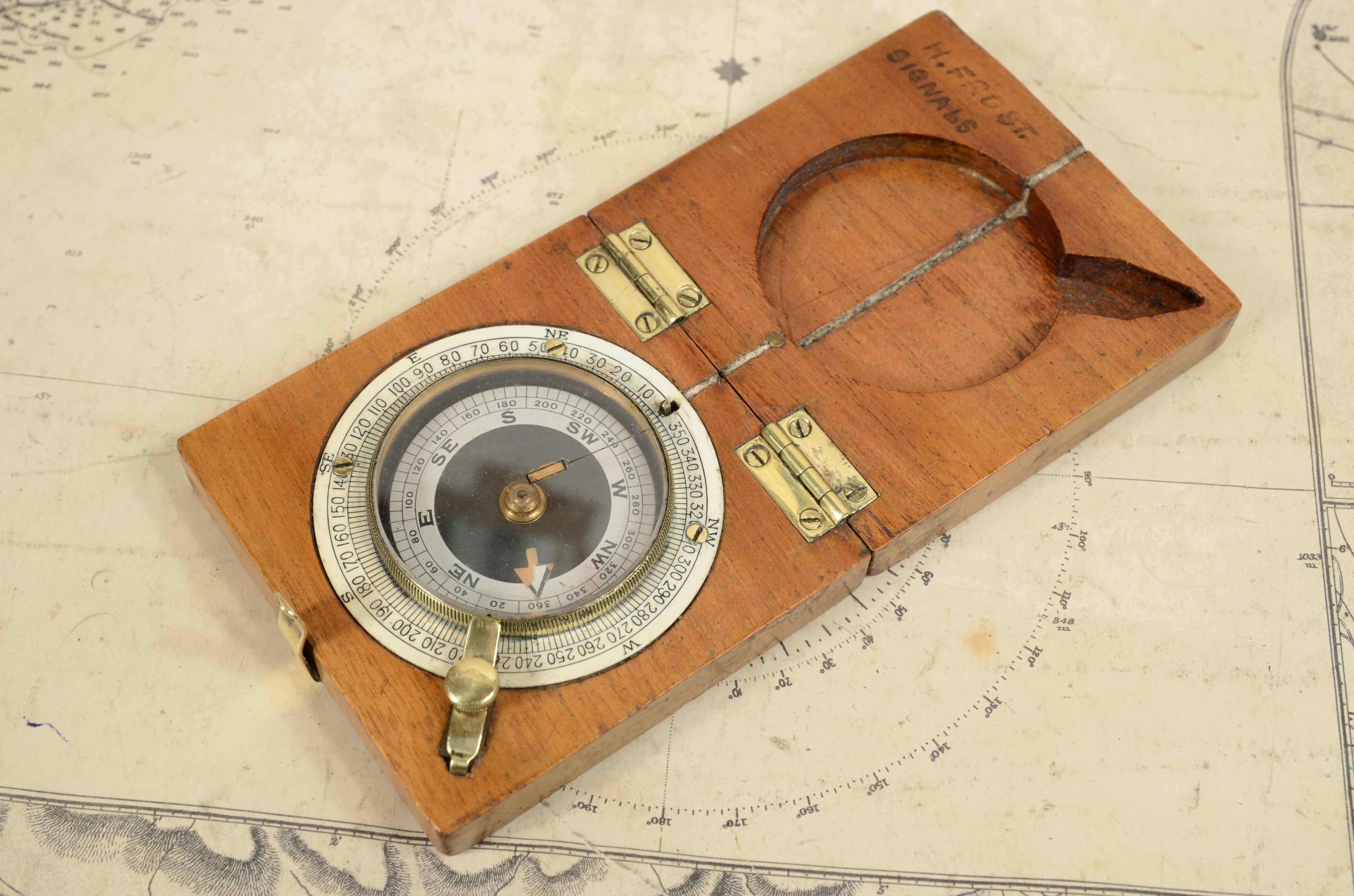 Petit compas de poche en acajou utilisé officiellement par l'aviation pendant la Première Guerre mondiale en vente 4