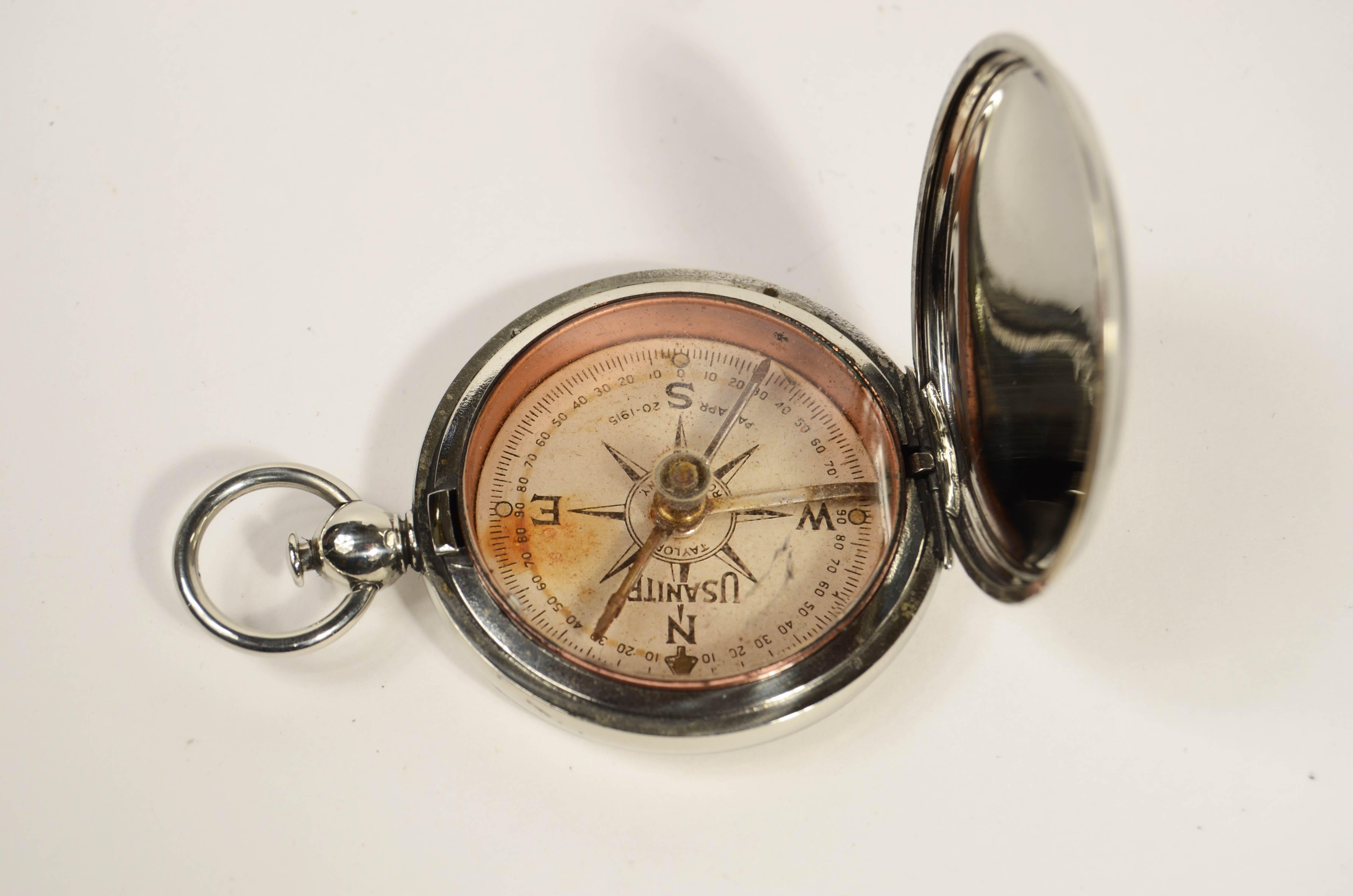 Petite boussole de poche et de voyage en laiton chromé, délivrée à l'armée américaine pendant la Première Guerre mondiale ; la couverture porte la mention ENG. DEPT. U.S.A. 1917. 
Boussole de poche en forme d'horloge oignon, avec un couvercle qui