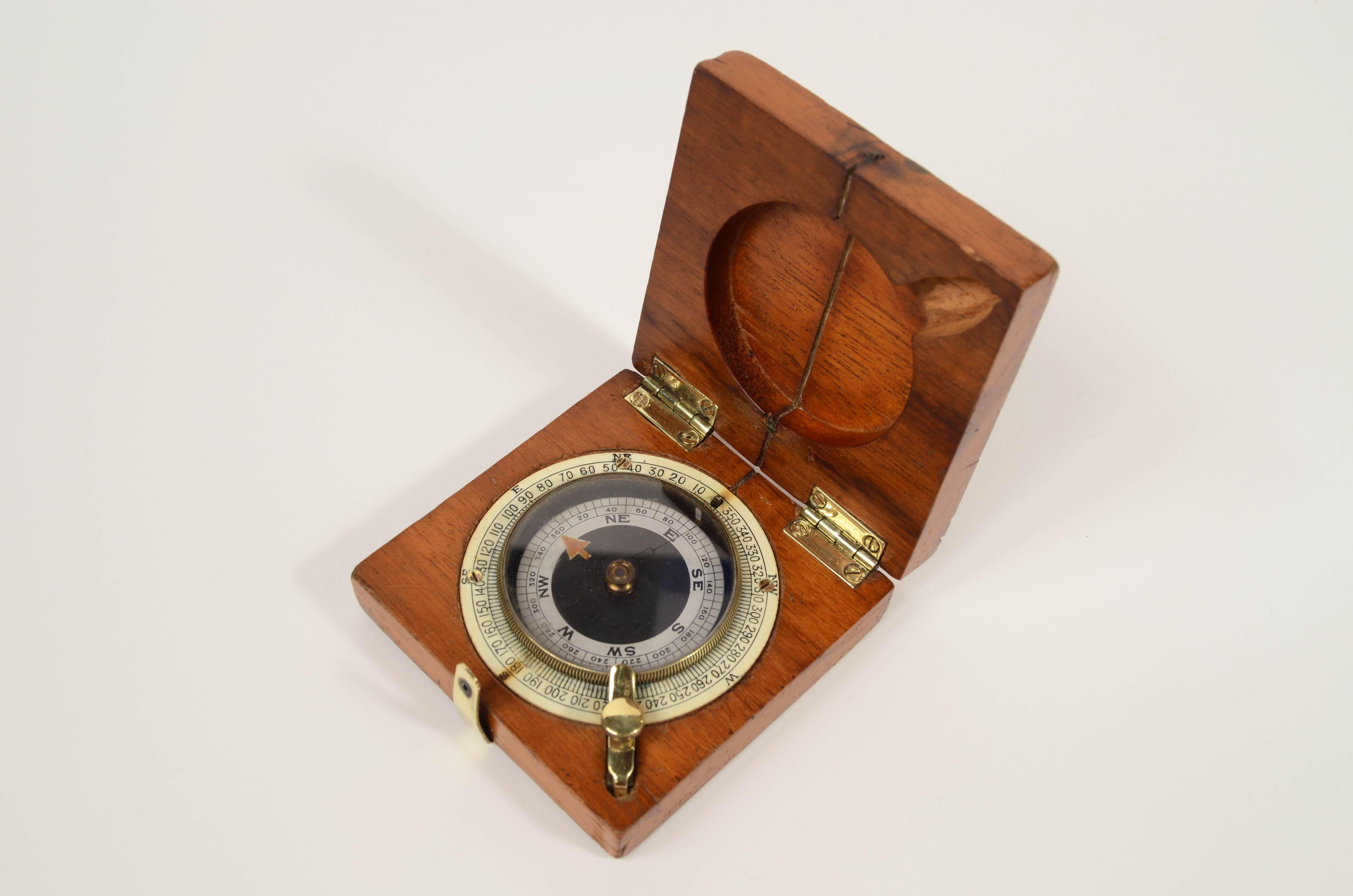 Piccola bussola in mogano e ottone in uso agli ufficiali aviazione inglese 1915 In condizioni buone in vendita a Milan, IT