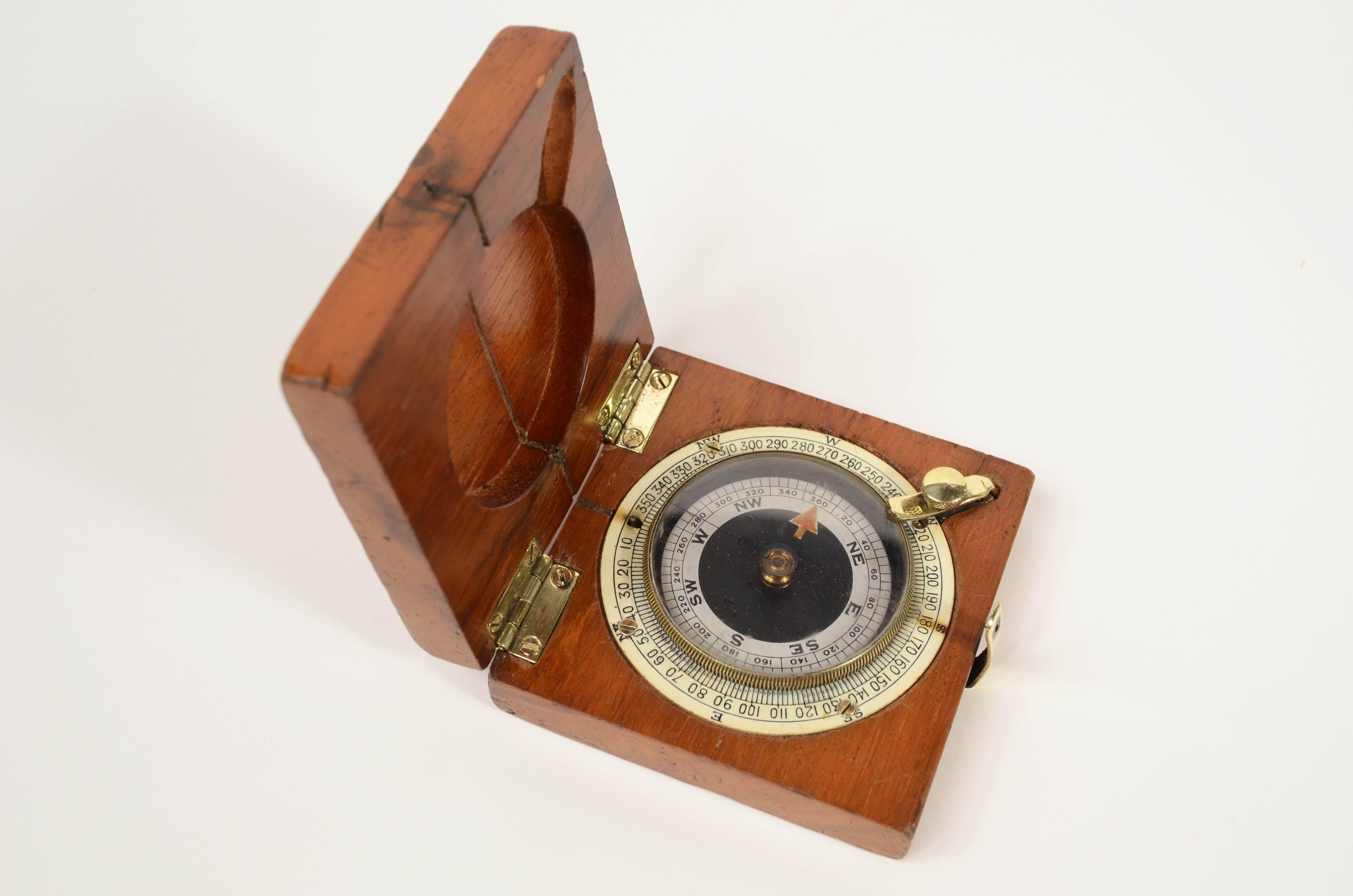 Early 20th Century Piccola bussola in mogano e ottone in uso agli ufficiali aviazione inglese 1915 in vendita