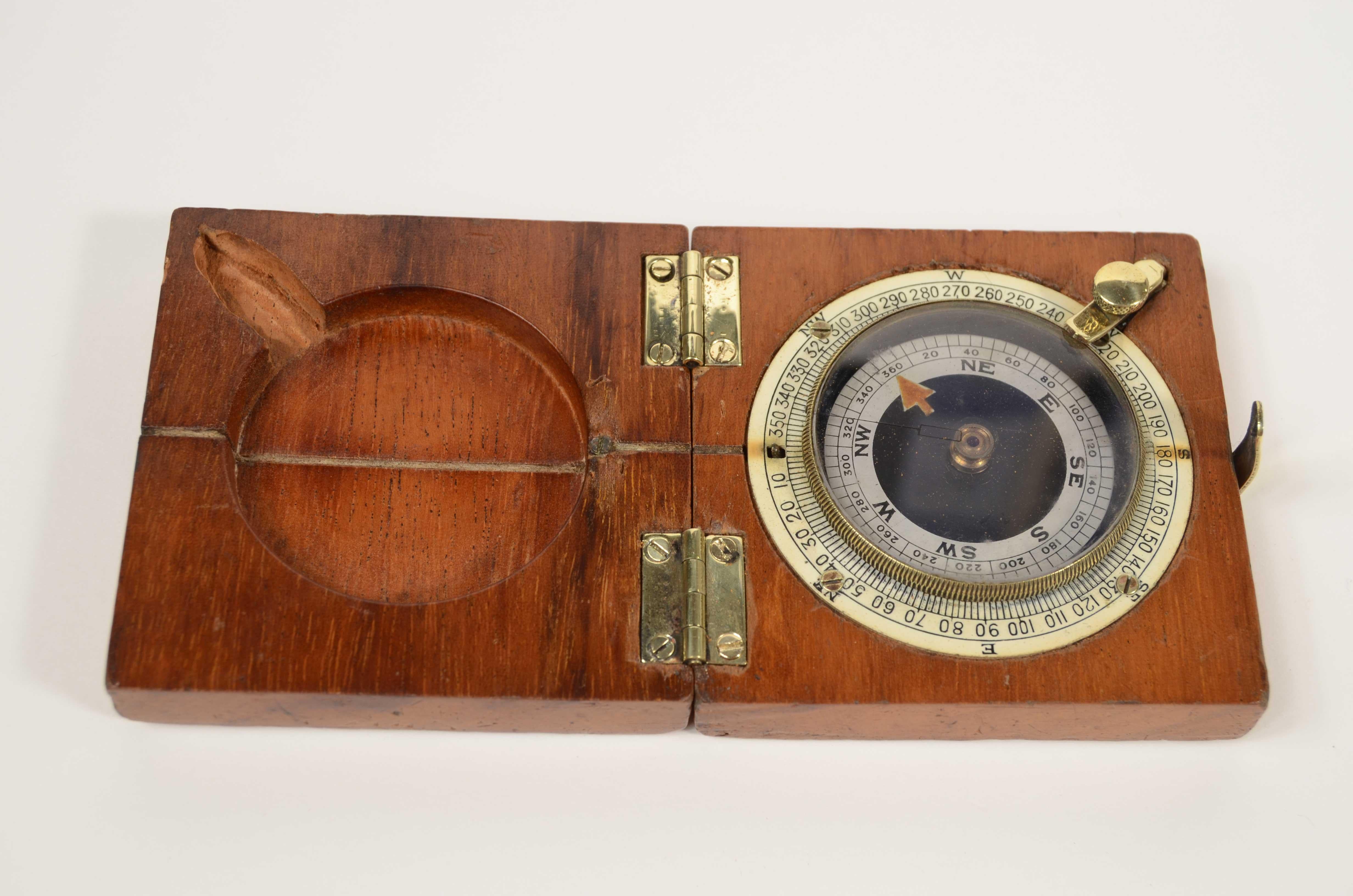 Legno Piccola bussola in mogano e ottone in uso agli ufficiali aviazione inglese 1915 in vendita