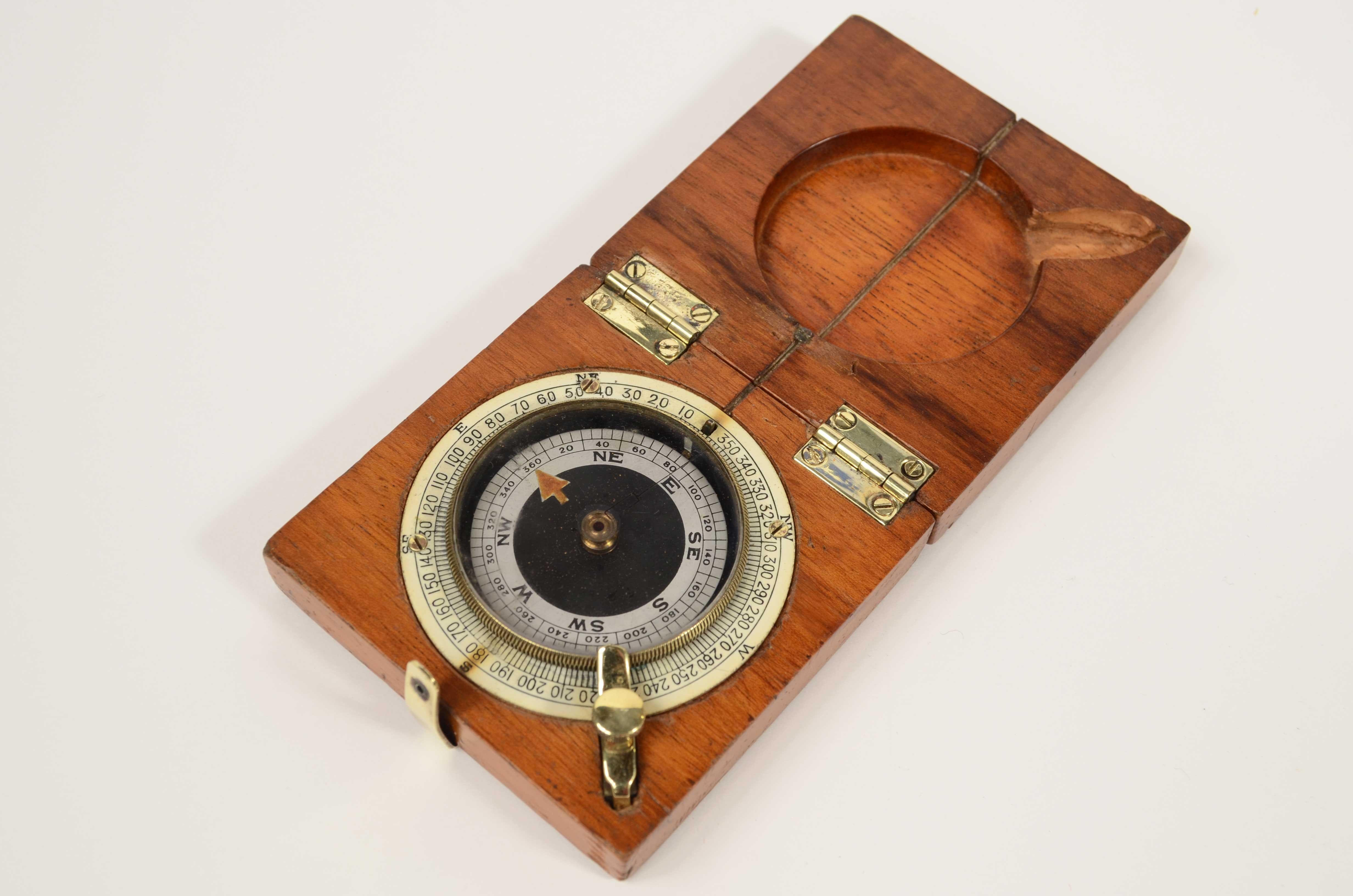 Piccola bussola in mogano e ottone in uso agli ufficiali aviazione inglese 1915 in vendita 1