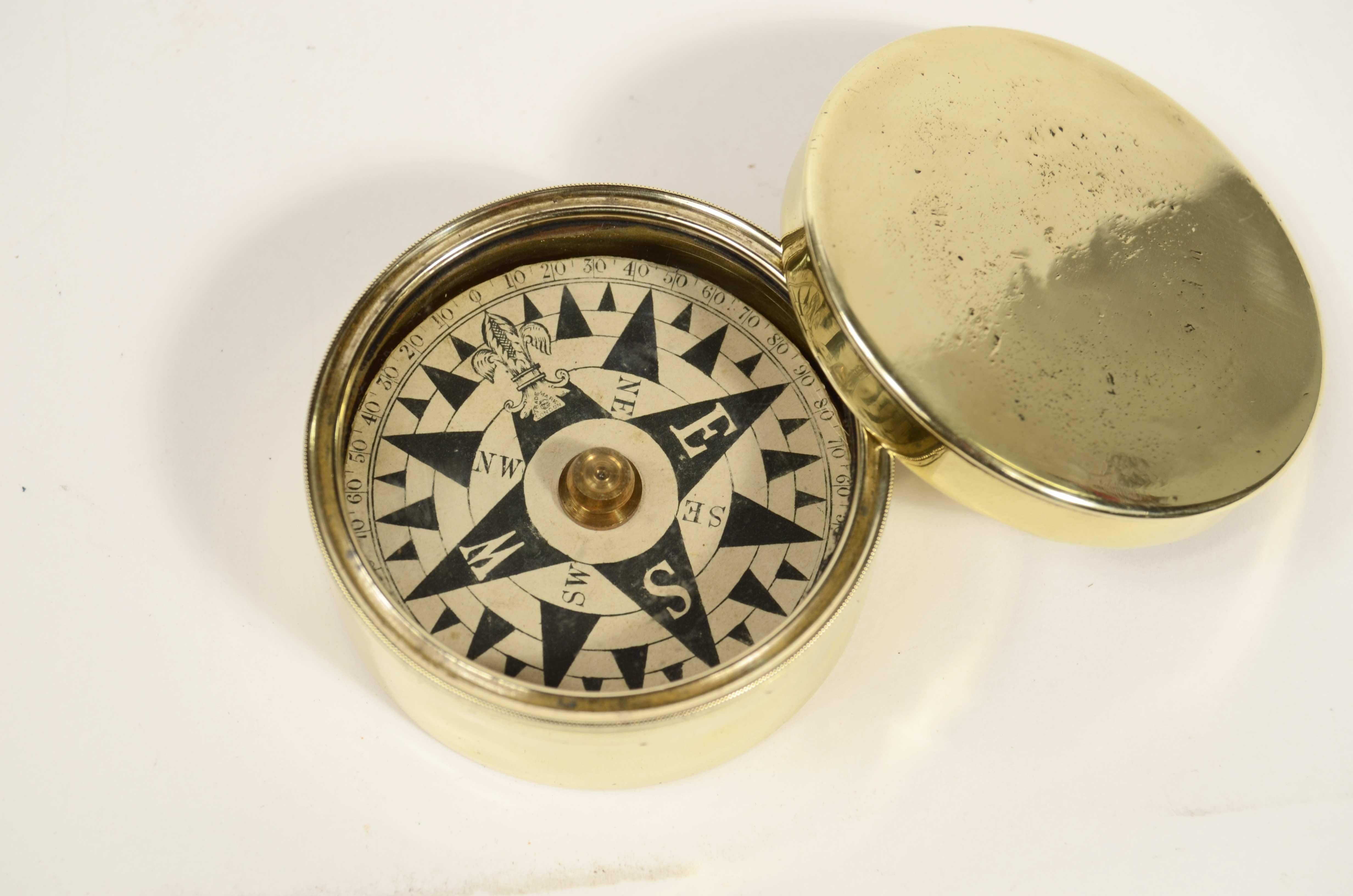 Pequeño compás náutico de latón torneado completo con tapa 1850 en Bueno estado para la venta en Milan, IT