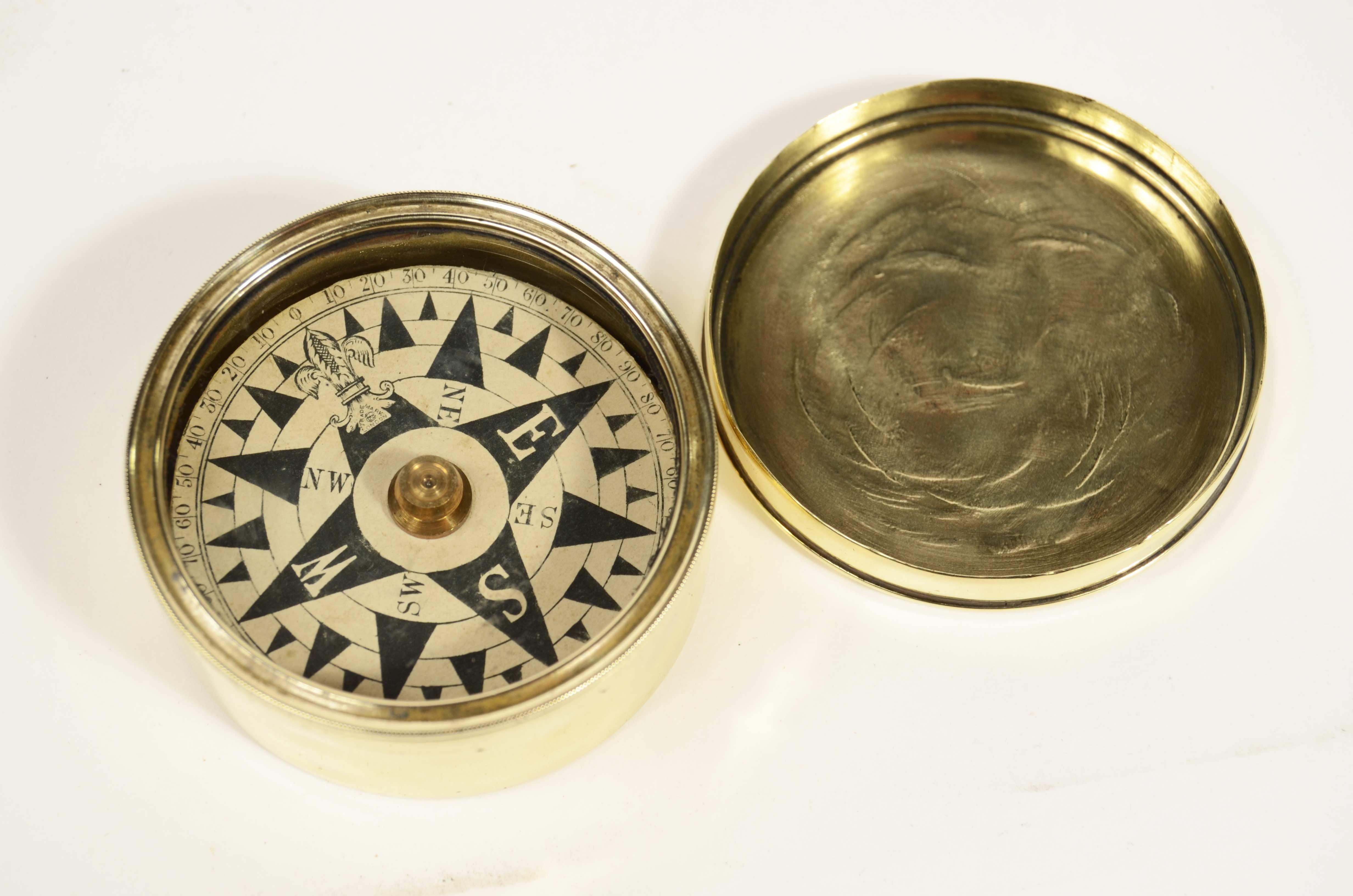 Pequeño compás náutico de latón torneado completo con tapa 1850 19th Century en venta
