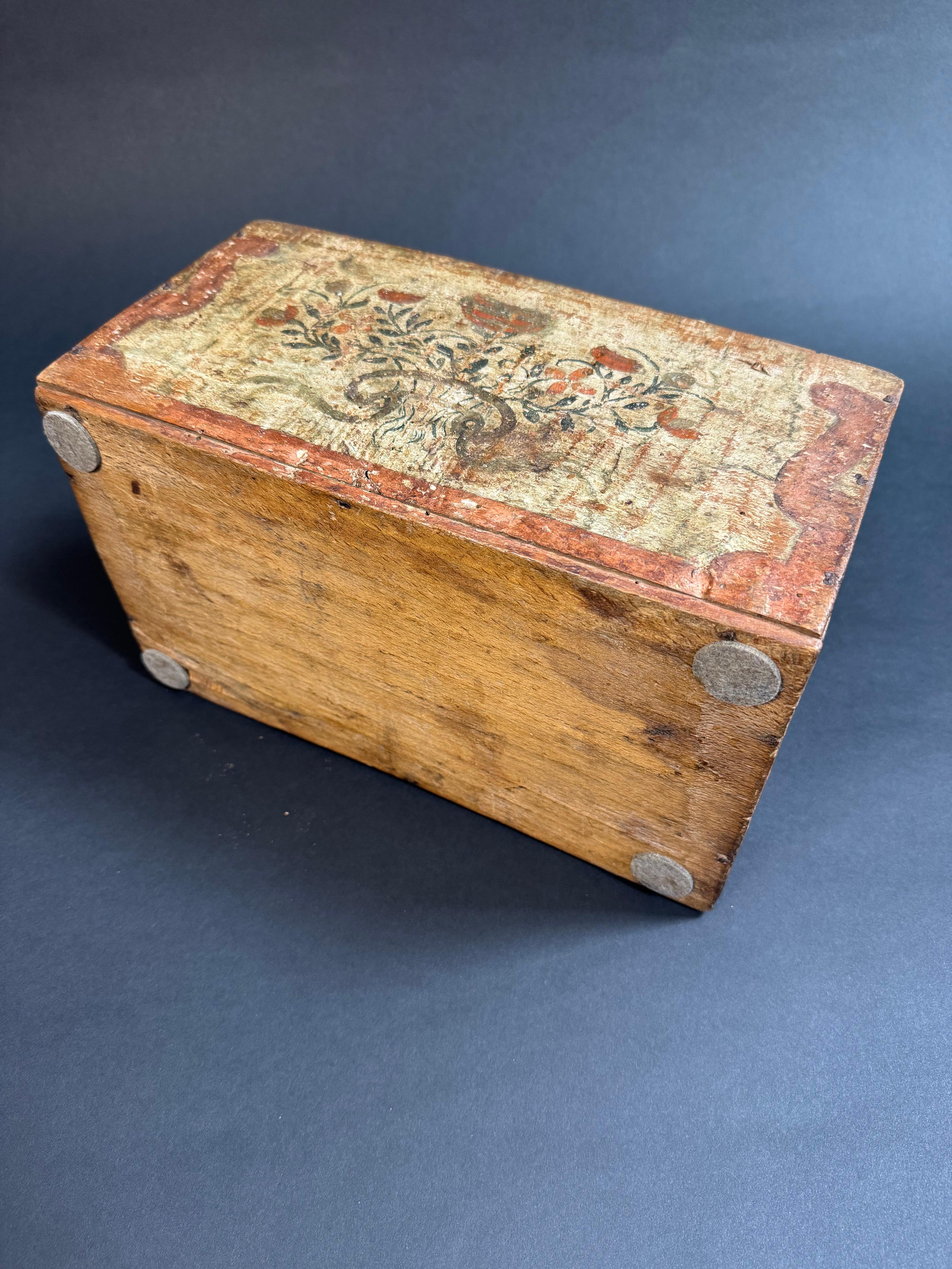 Piccola cassetta in legno dipinta - Puglia XVIII secolo en vente 11