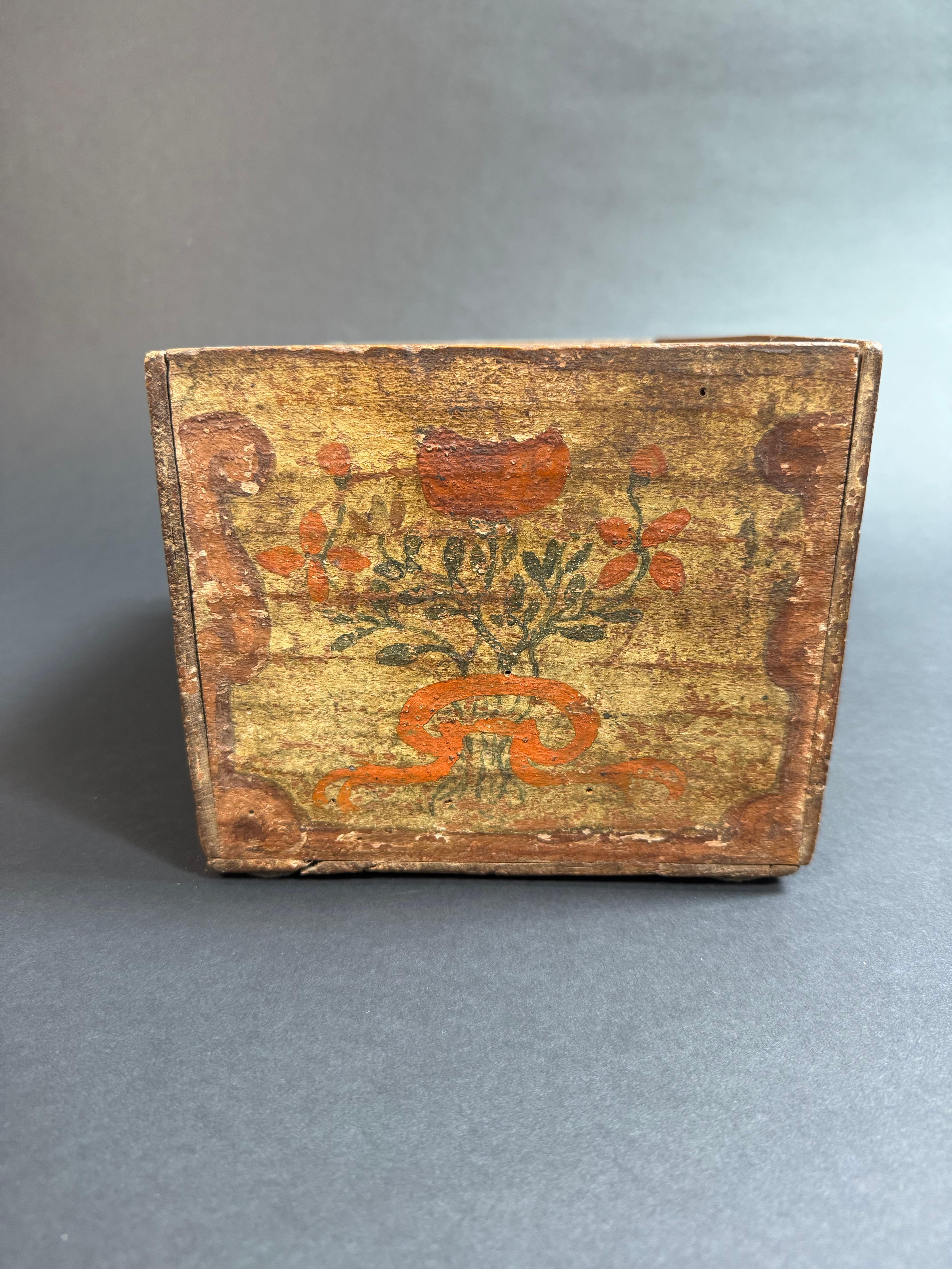 XVIIIe siècle et antérieur Piccola cassetta in legno dipinta - Puglia XVIII secolo en vente