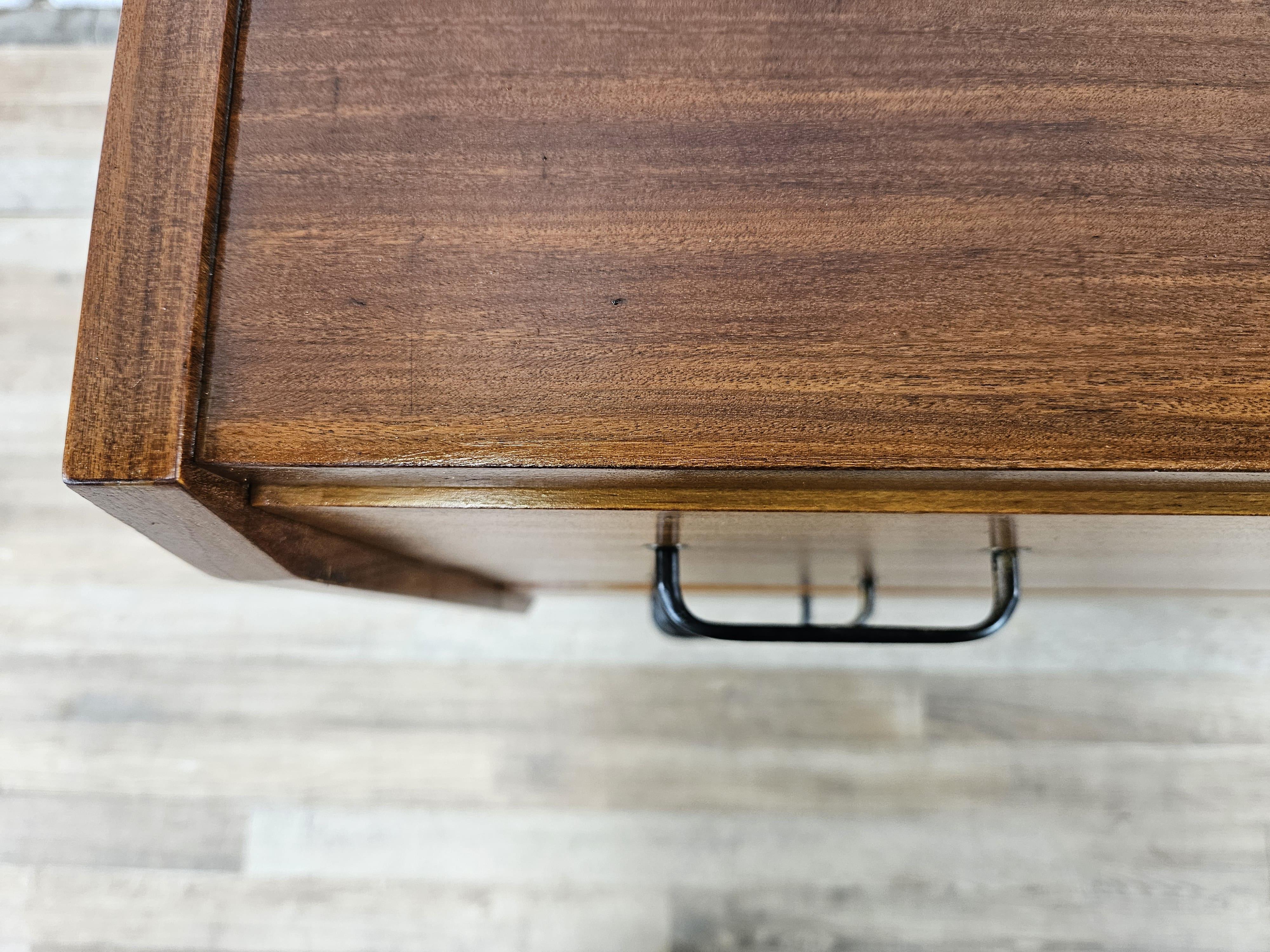 Piccola cassettiera anni '70 in teak con piedi regolabili in ferro e ottone in vendita 3