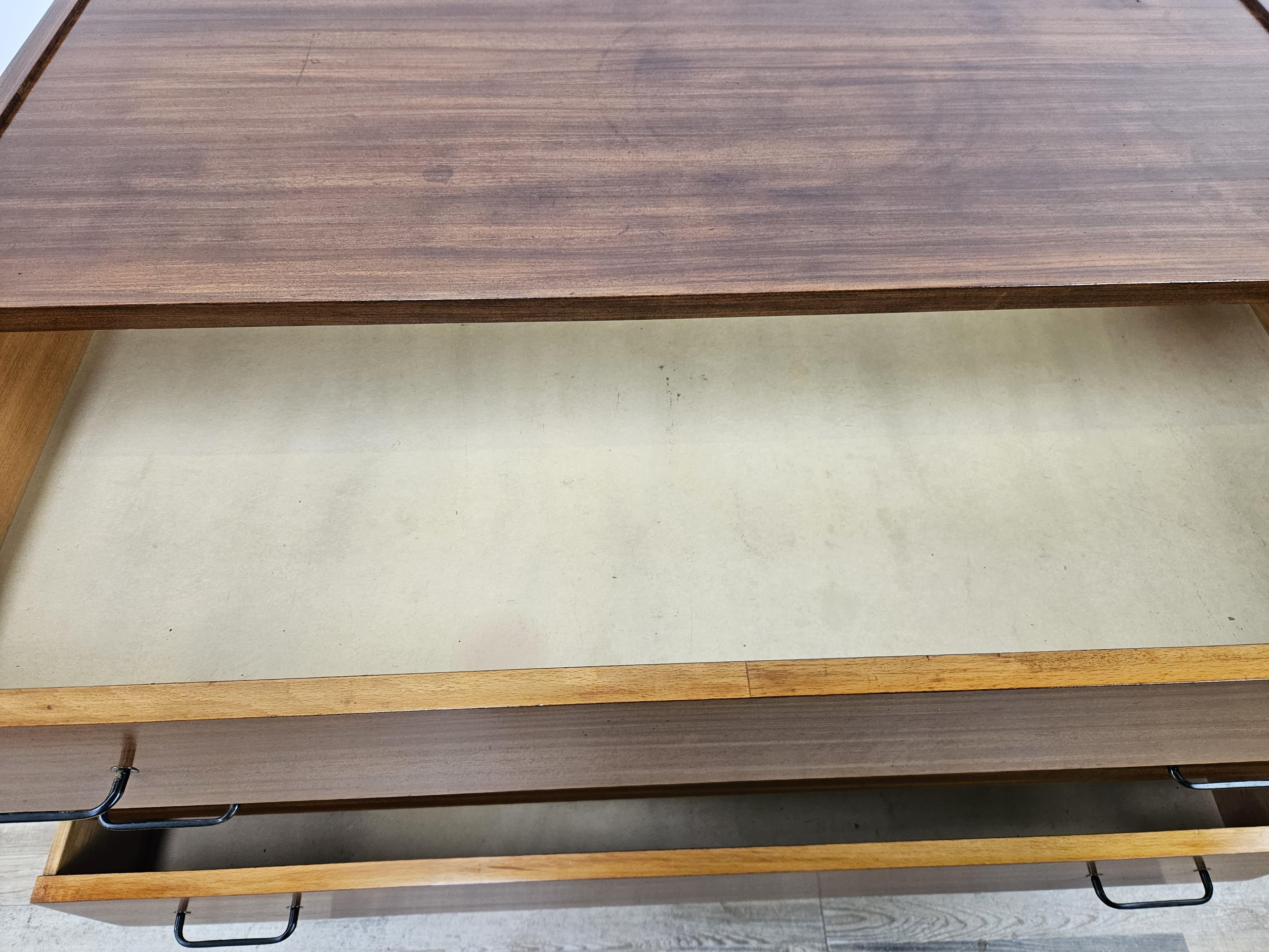 Piccola cassettiera anni '70 in teak con piedi regolabili in ferro e ottone in vendita 5