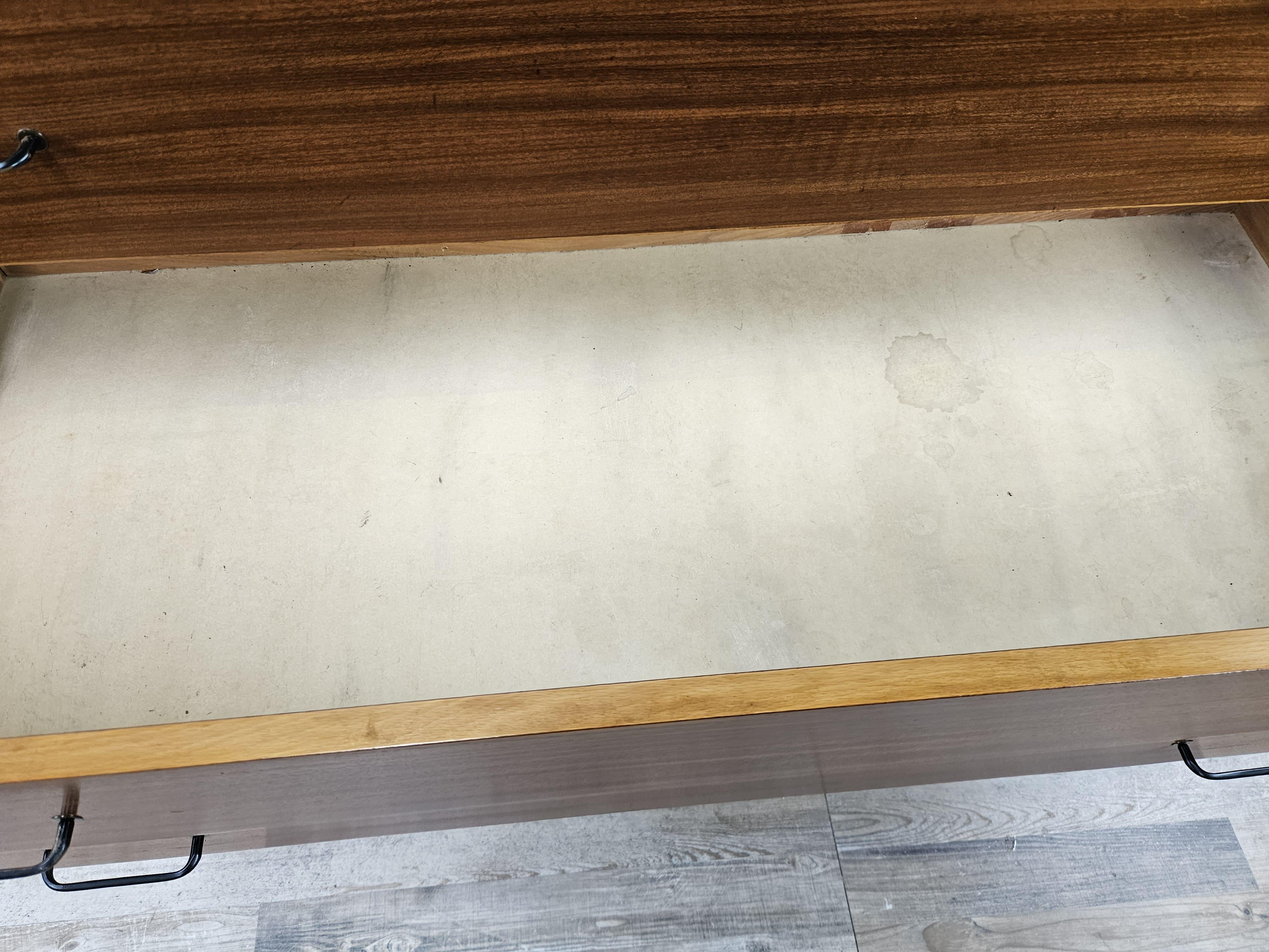 Piccola cassettiera anni '70 in teak con piedi regolabili in ferro e ottone in vendita 6