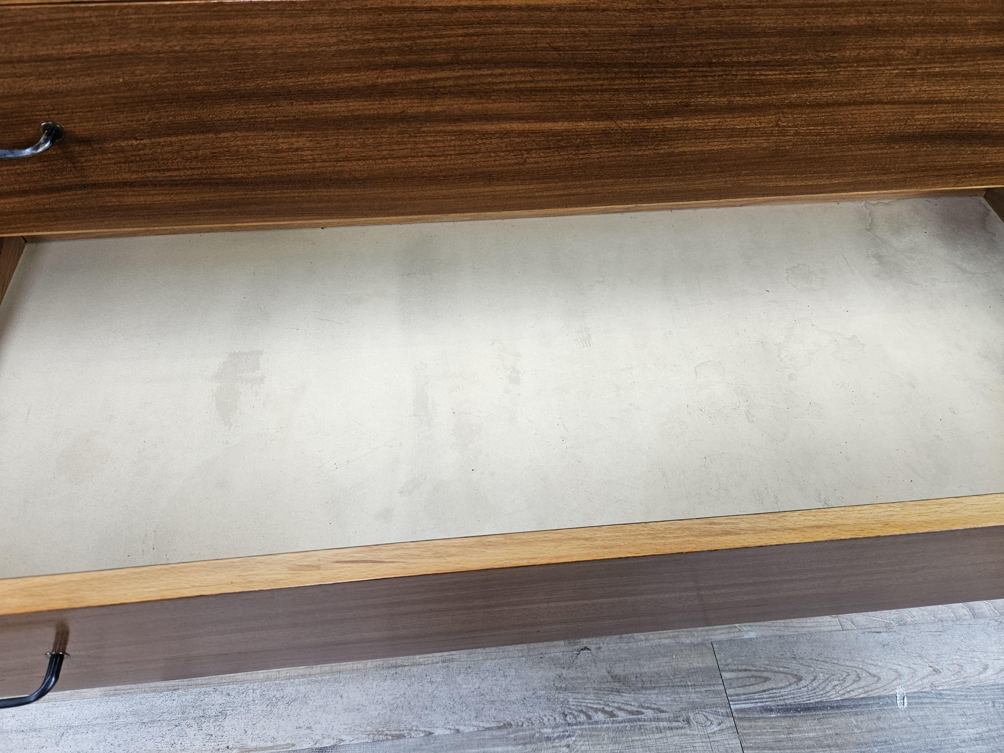 Piccola cassettiera anni '70 in teak con piedi regolabili in ferro e ottone in vendita 7