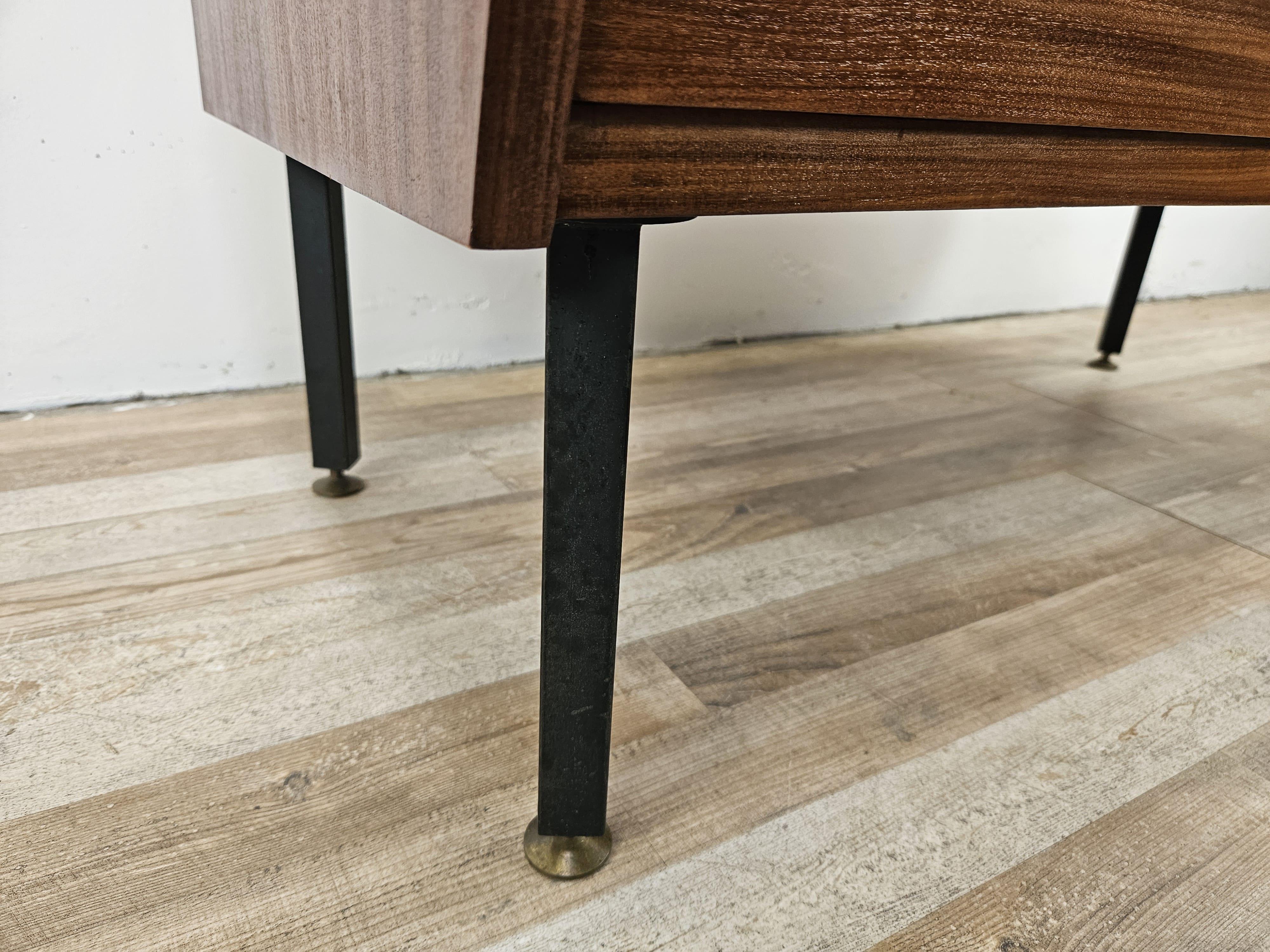 Piccola cassettiera anni '70 in teak con piedi regolabili in ferro e ottone in vendita 9