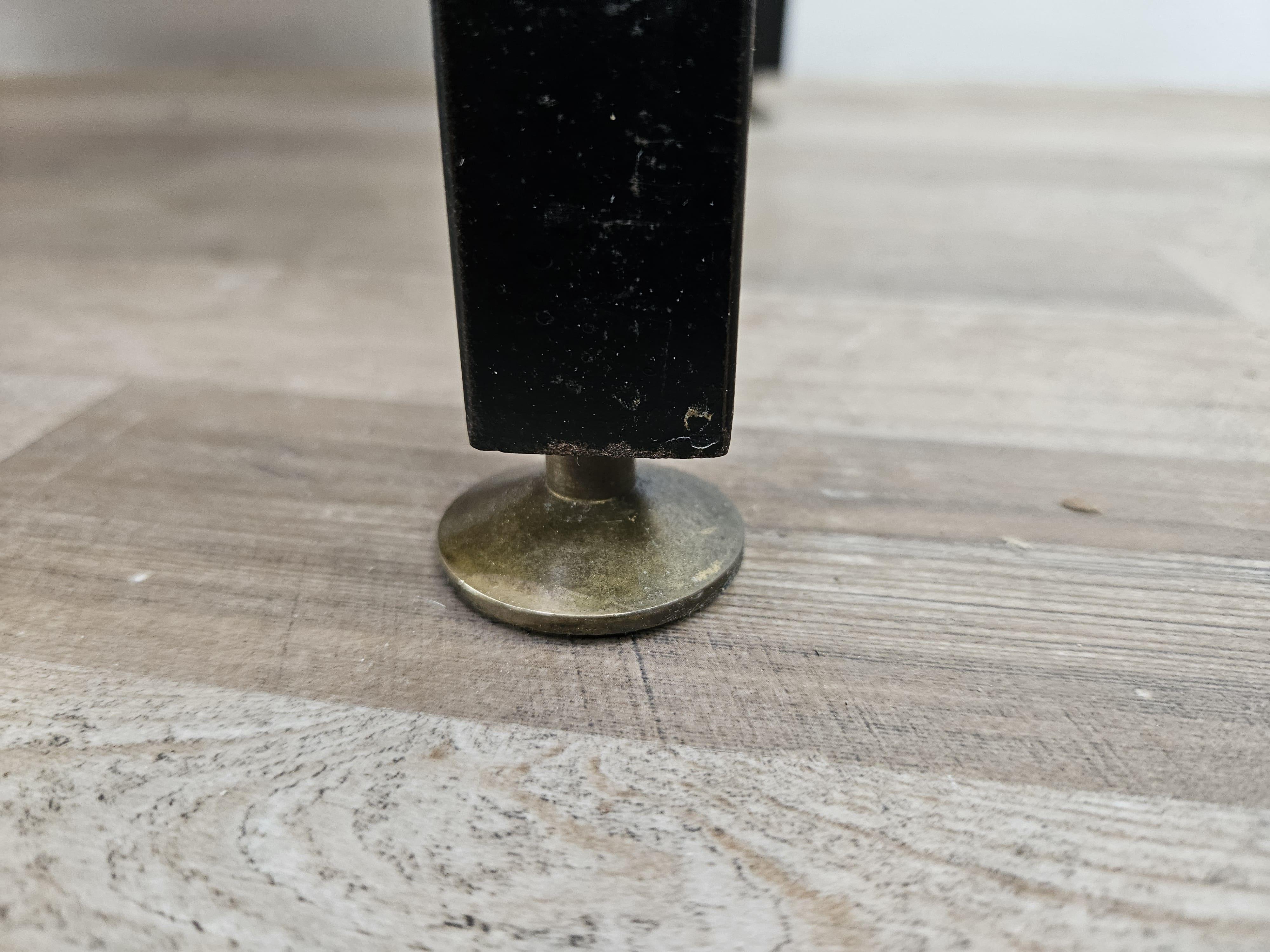 Piccola cassettiera anni '70 in teak con piedi regolabili in ferro e ottone in vendita 10