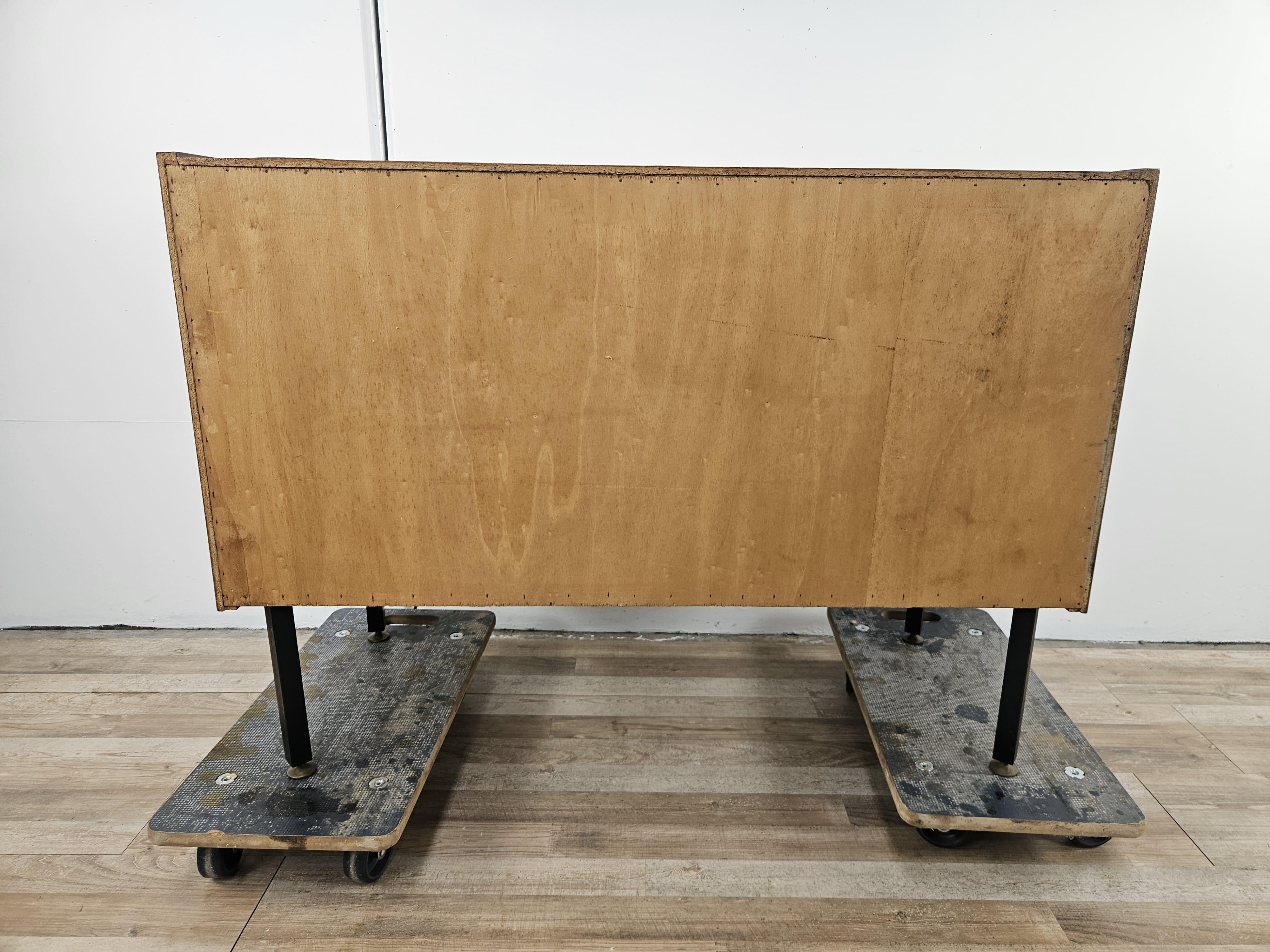 Piccola cassettiera anni '70 in teak con piedi regolabili in ferro e ottone in vendita 11