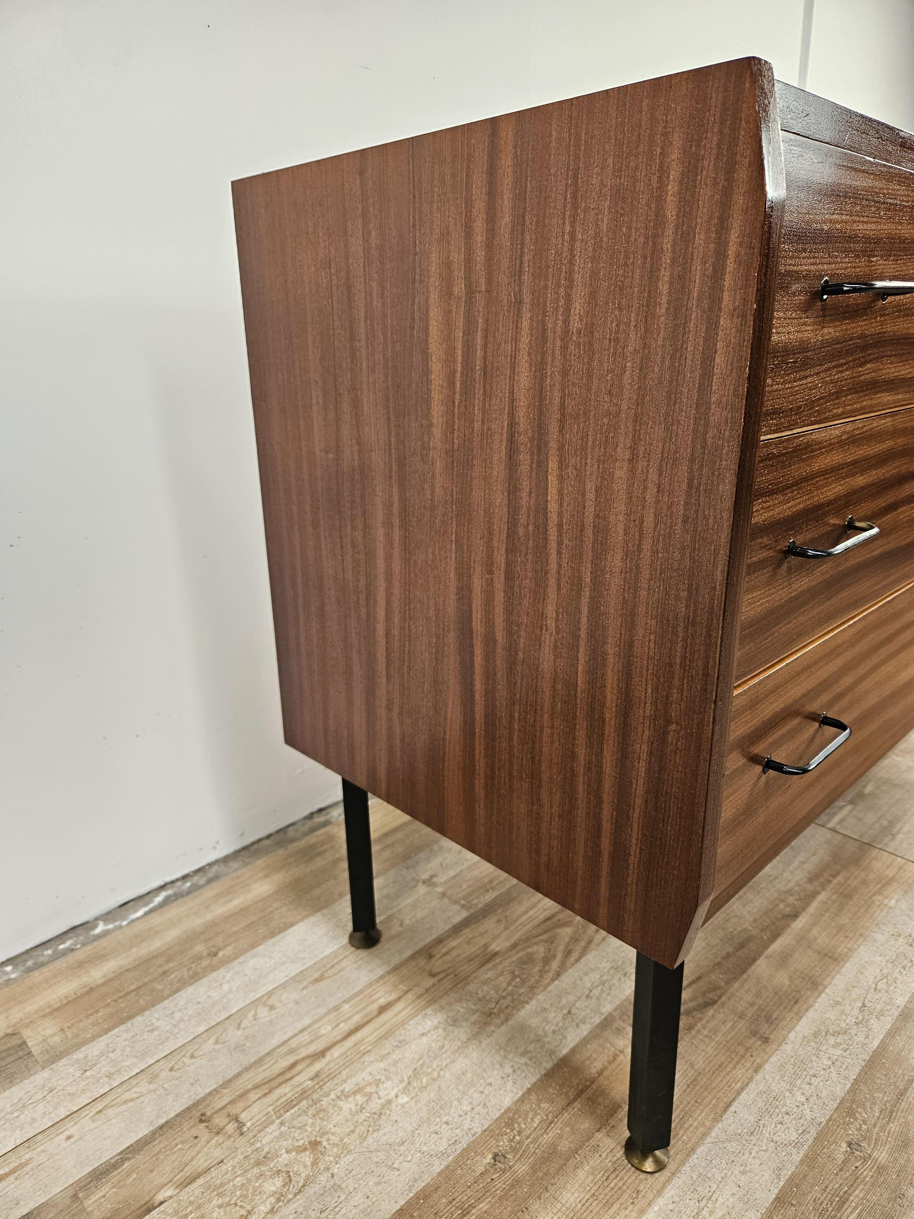 Piccola cassettiera anni '70 in teak con piedi regolabili in ferro e ottone in vendita 12