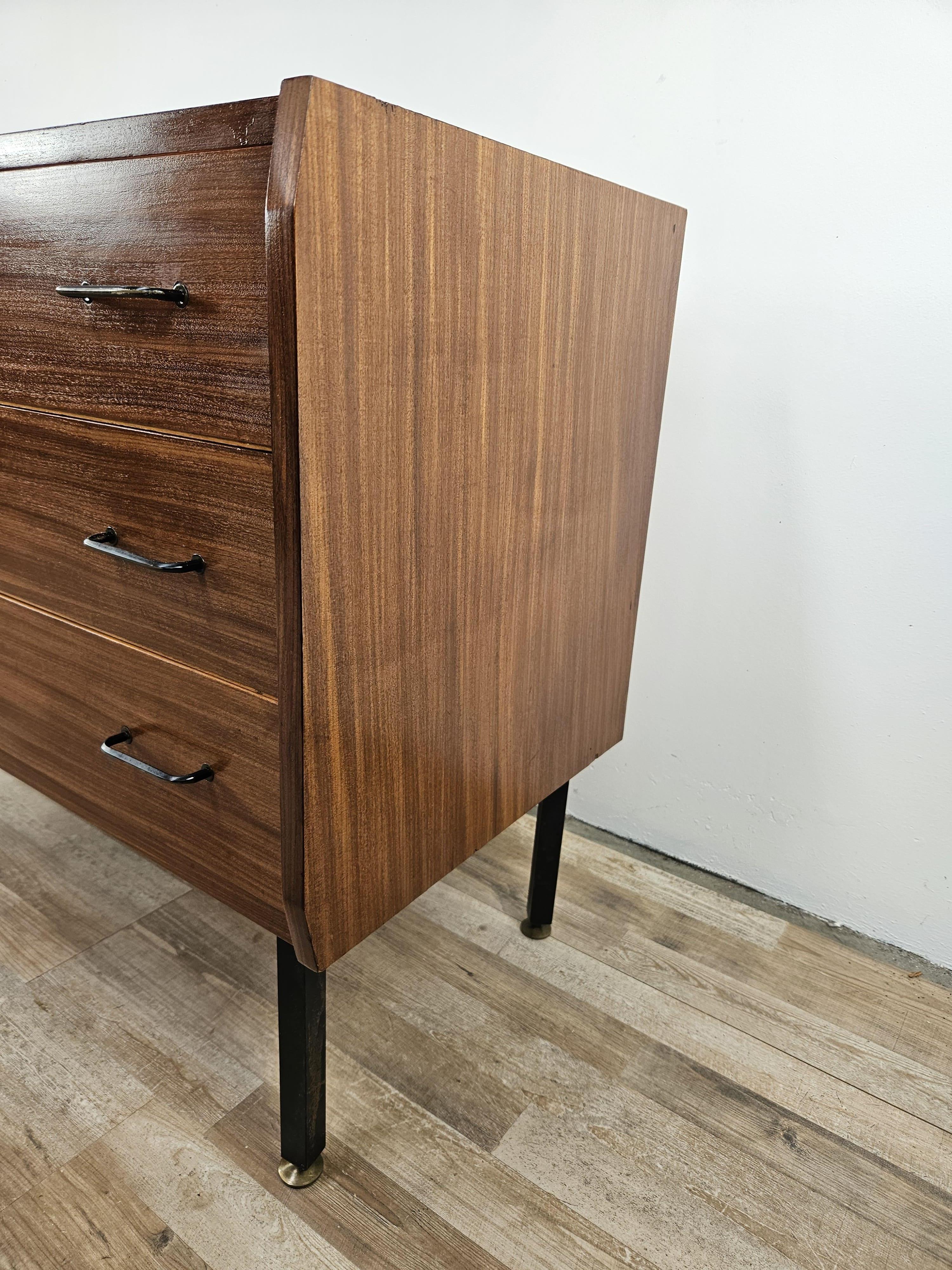 Piccola cassettiera anni '70 in teak con piedi regolabili in ferro e ottone in vendita 13