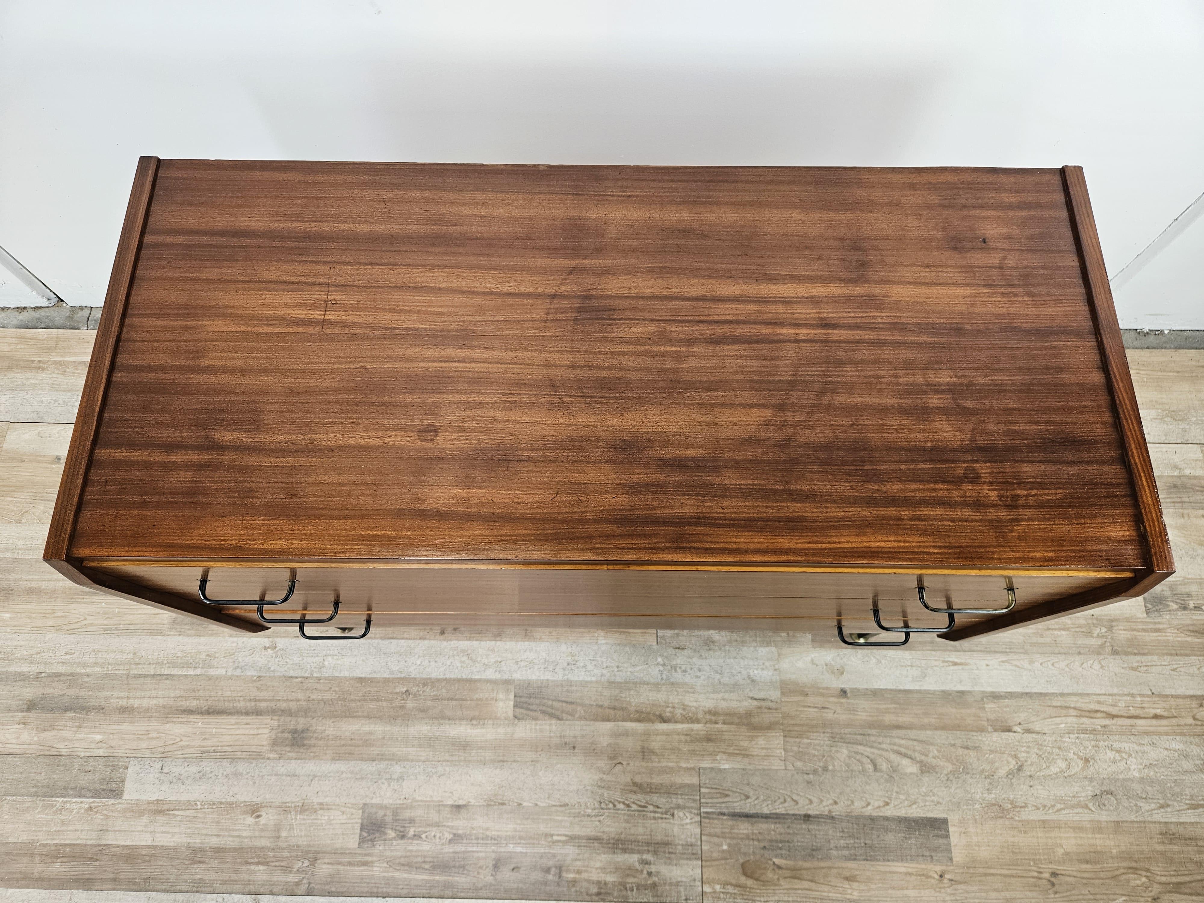 Scandinavo moderno Piccola cassettiera anni '70 in teak con piedi regolabili in ferro e ottone in vendita