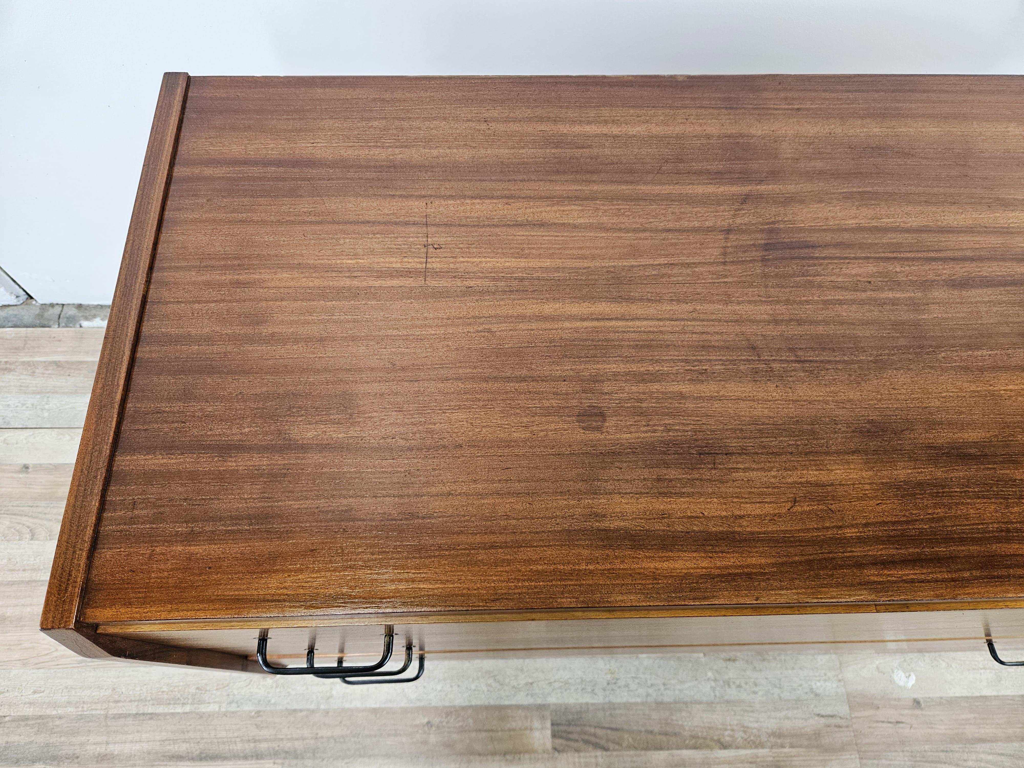 Italian Piccola cassettiera anni '70 in teak con piedi regolabili in ferro e ottone in vendita