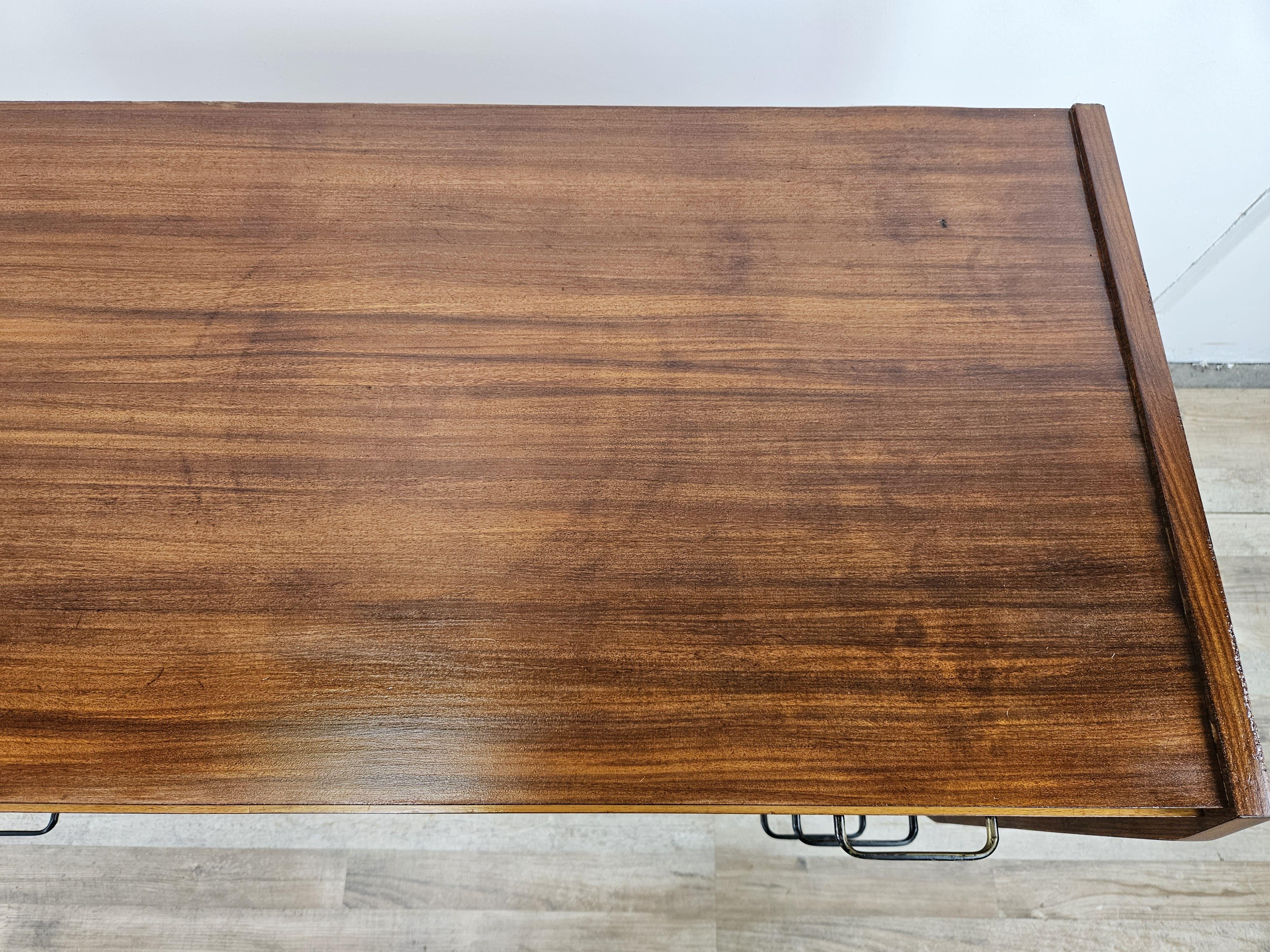Piccola cassettiera anni '70 in teak con piedi regolabili in ferro e ottone In condizioni buone in vendita a Premariacco, IT
