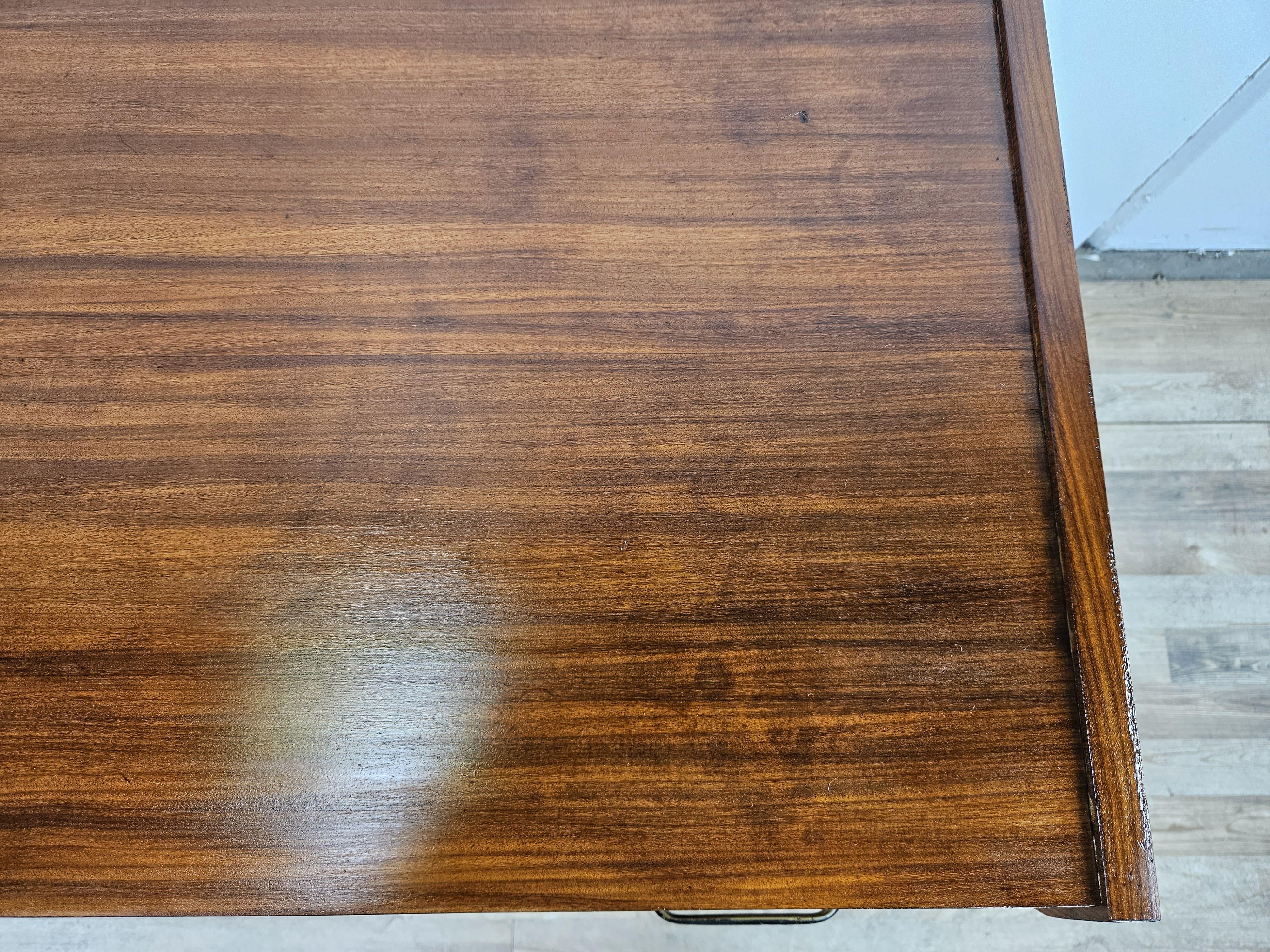 Late 20th Century Piccola cassettiera anni '70 in teak con piedi regolabili in ferro e ottone in vendita