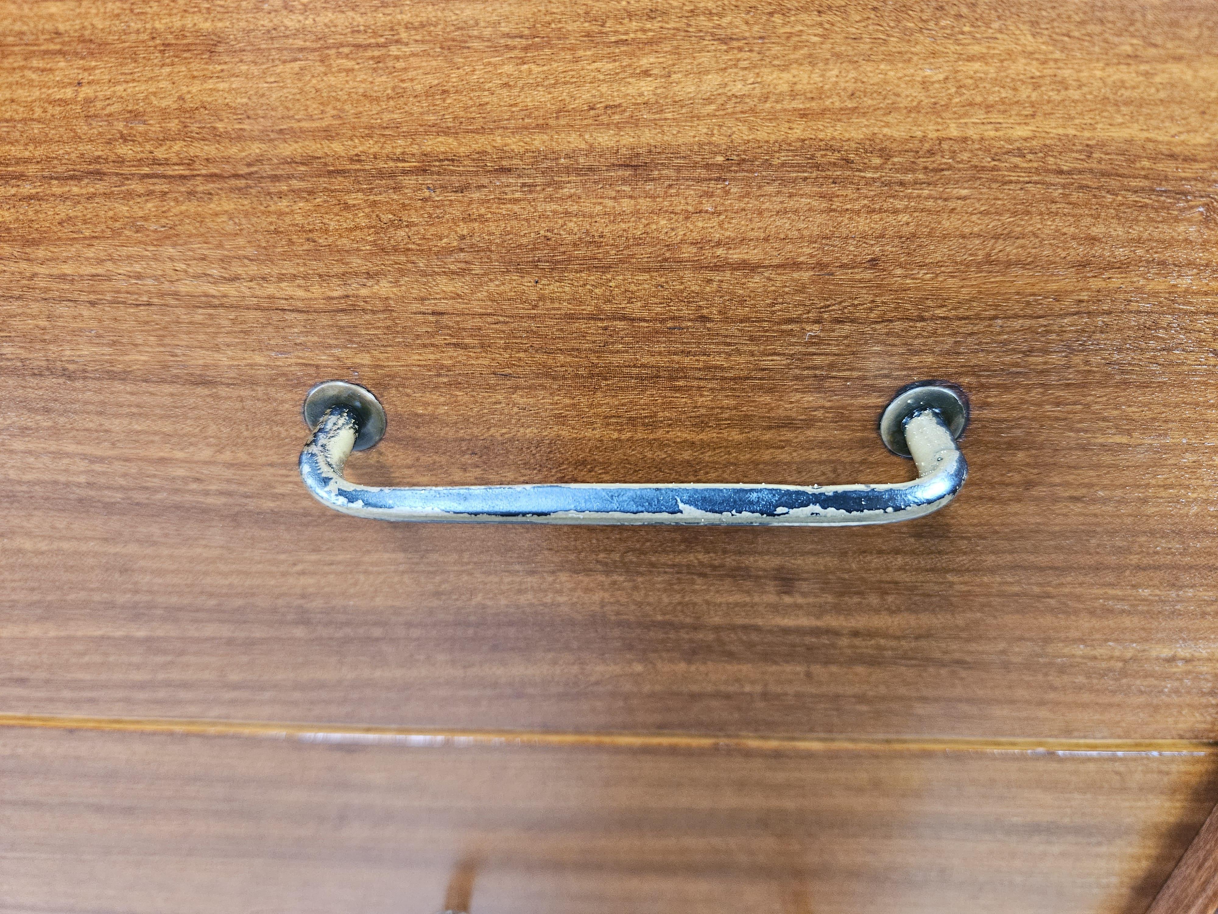 Piccola cassettiera anni '70 in teak con piedi regolabili in ferro e ottone in vendita 1