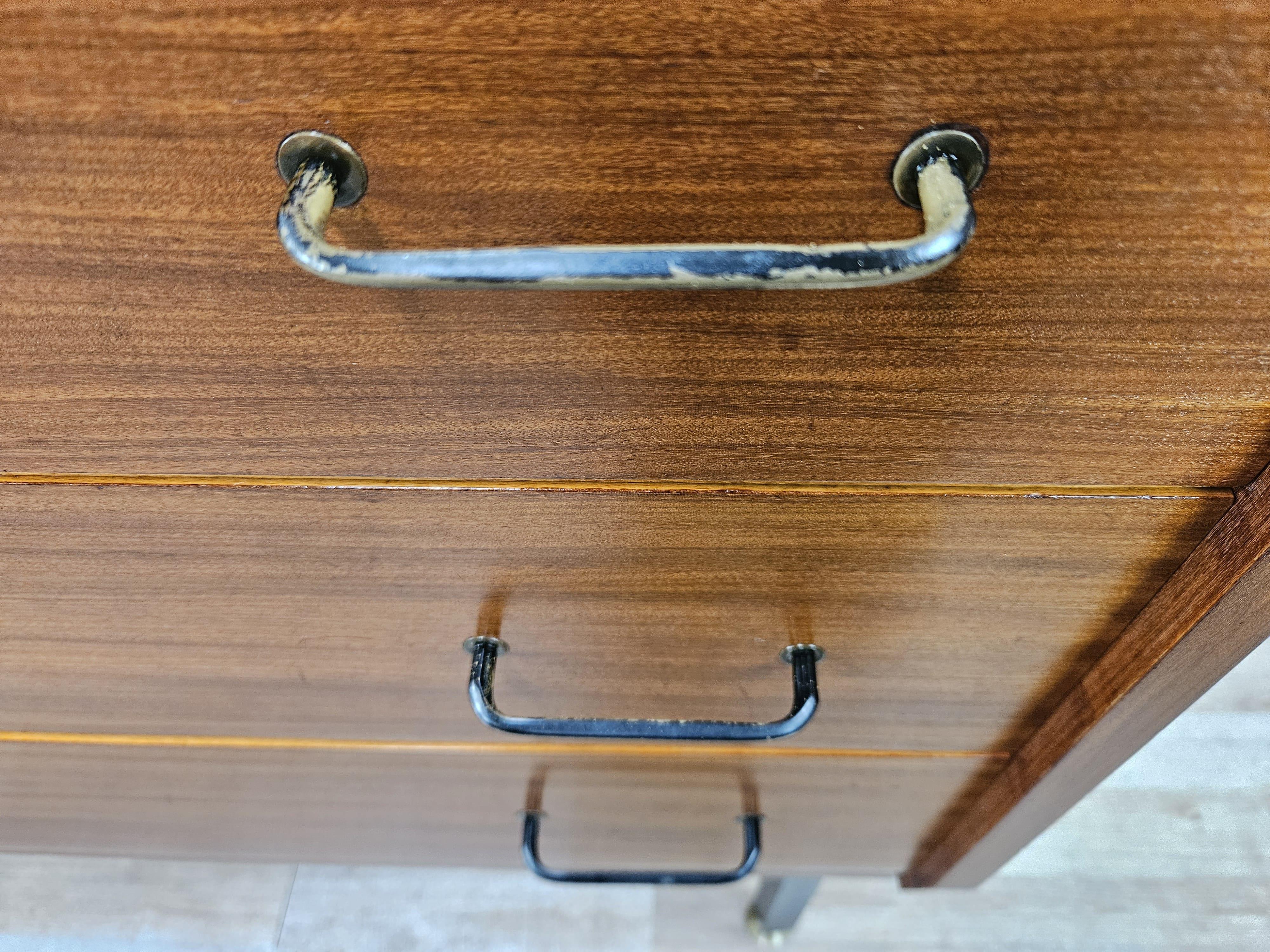 Piccola cassettiera anni '70 in teak con piedi regolabili in ferro e ottone in vendita 2