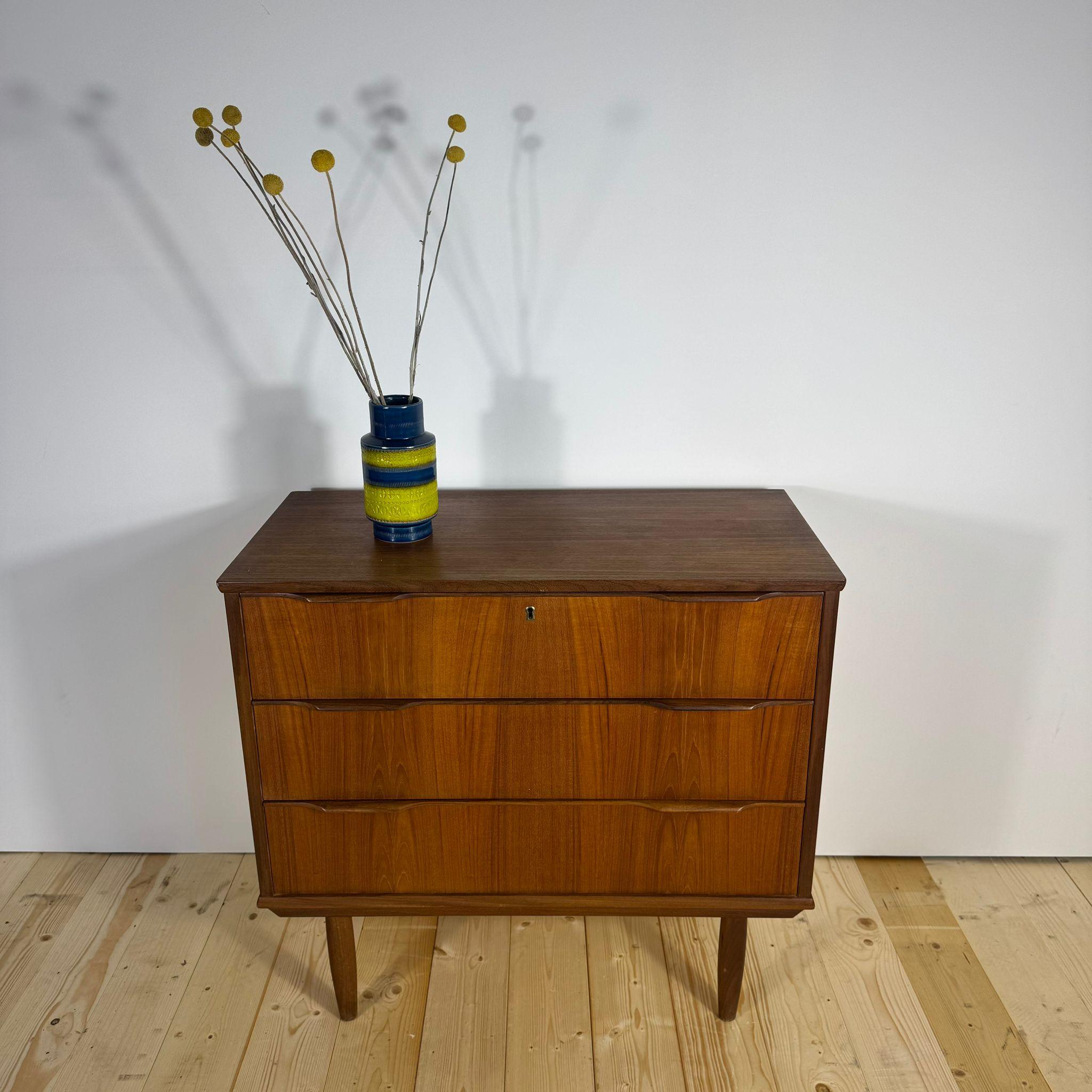 Piccola cassettiera danese anni '60 in teak - 3 Cassetti In condizioni buone in vendita a Torino, IT