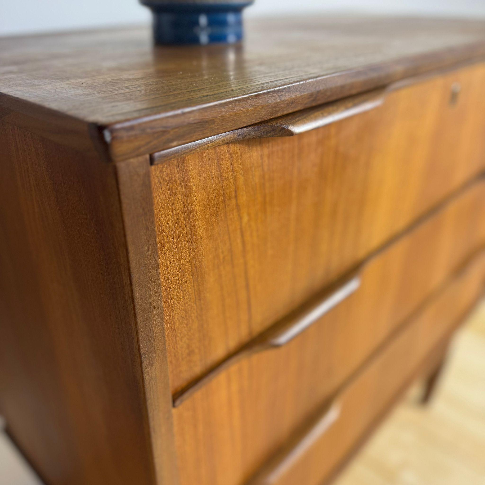 Metà XX secolo Piccola cassettiera danese anni '60 in teak - 3 Cassetti in vendita