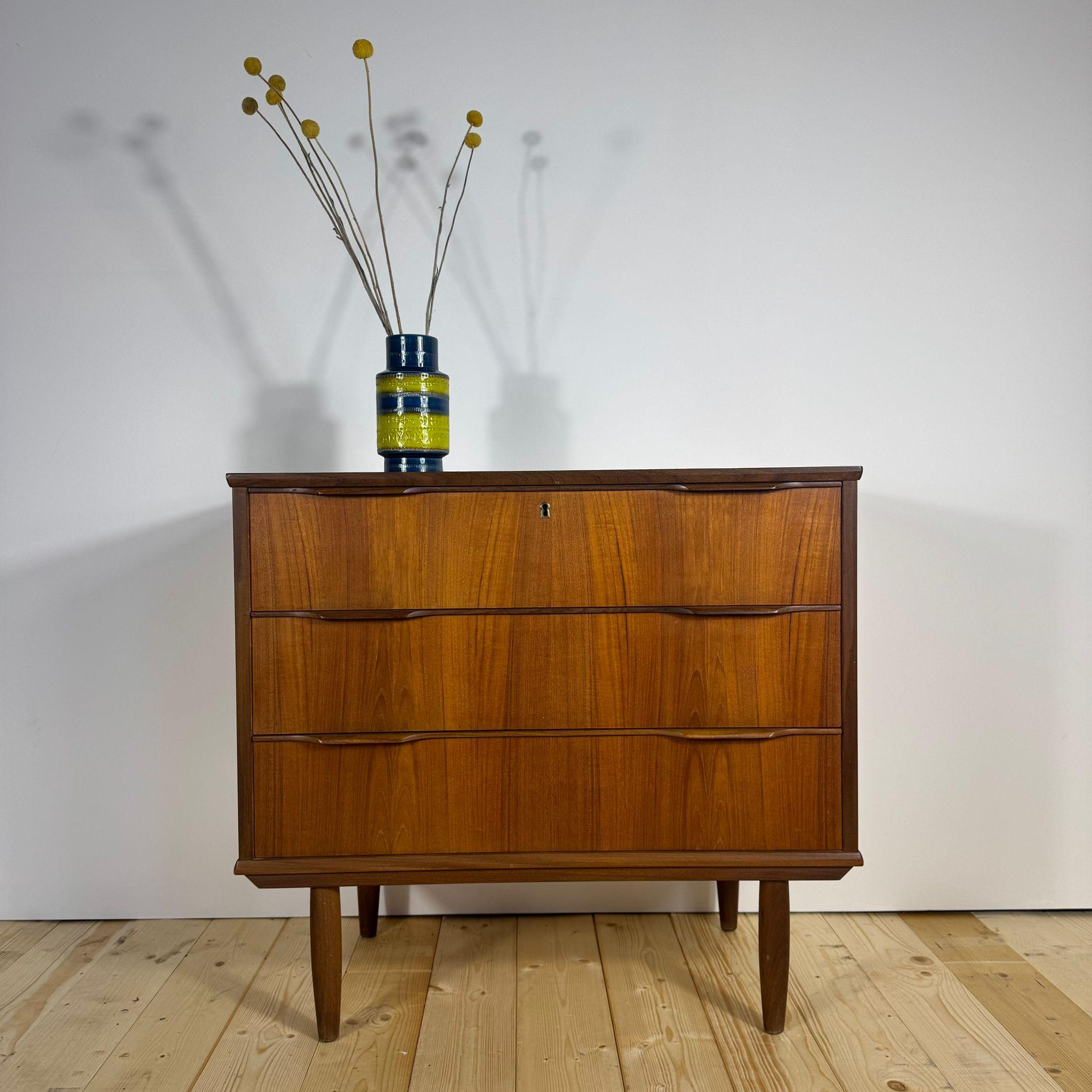 Piccola cassettiera danese anni '60 in teak - 3 Cassetti in vendita 1