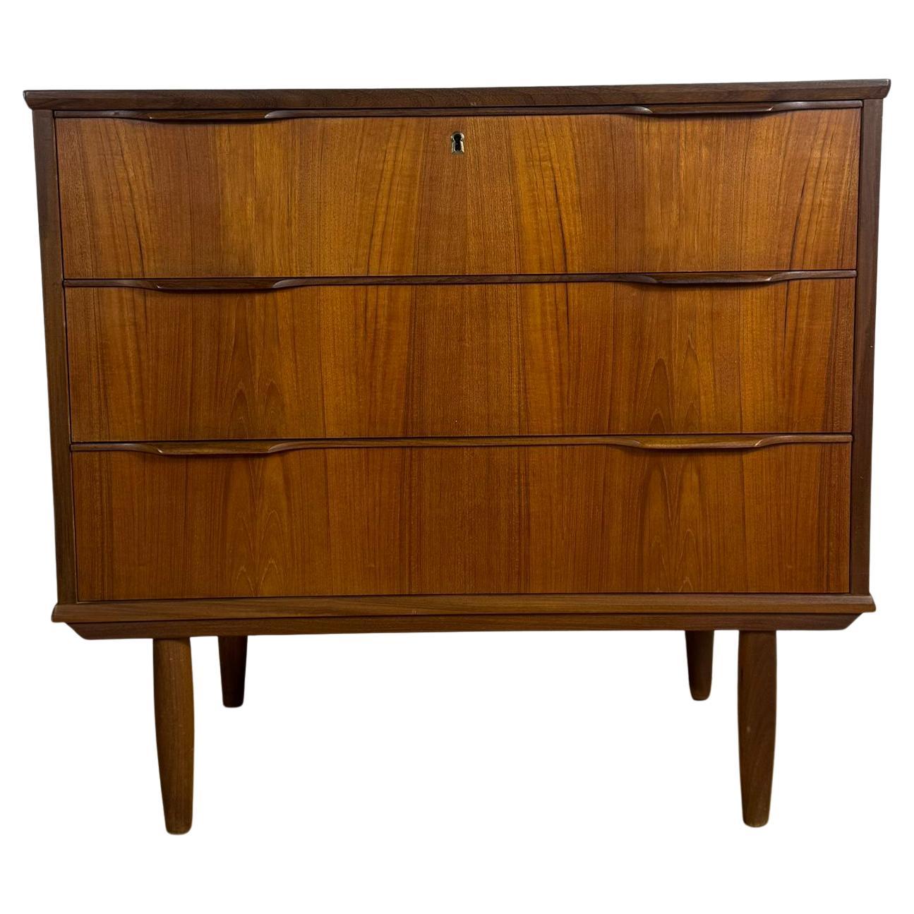 Piccola cassettiera danese anni '60 in teak - 3 Cassetti