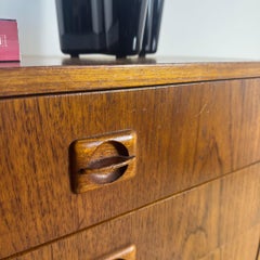 Petite commode danoise vintage en teck - design du milieu du siècle