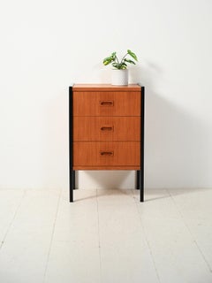 Petite commode scandinave avec profils noirs Bodafors