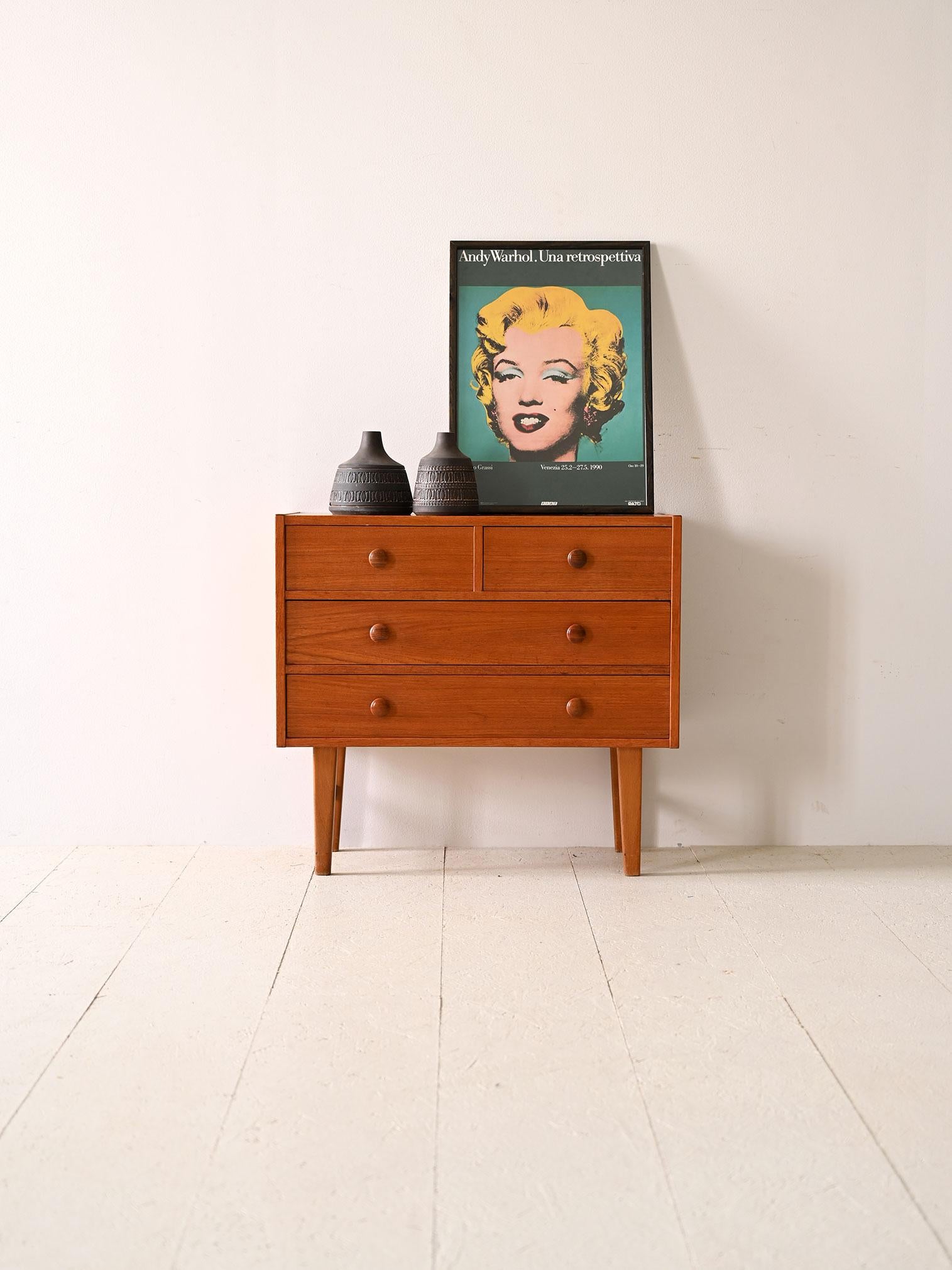 Small Scandinavian teak chest of drawers with 4 drawers.

This original 1960s chest of drawers offers two smaller and two larger drawers, all with rounded carved handles. The clean, minimal lines of Scandinavian design blend seamlessly with the