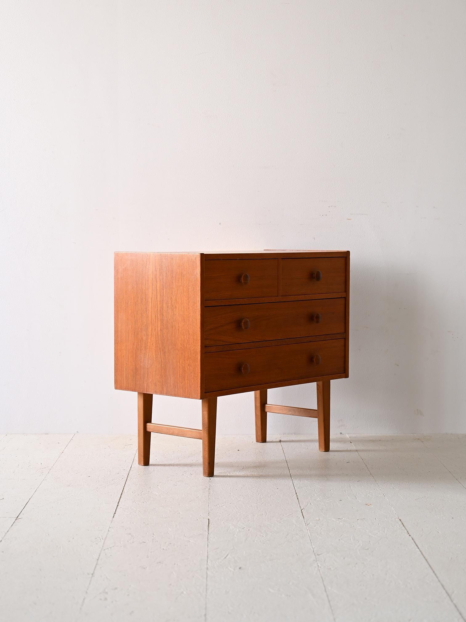 Small Scandinavian teak chest of drawers In Good Condition For Sale In Brescia, IT