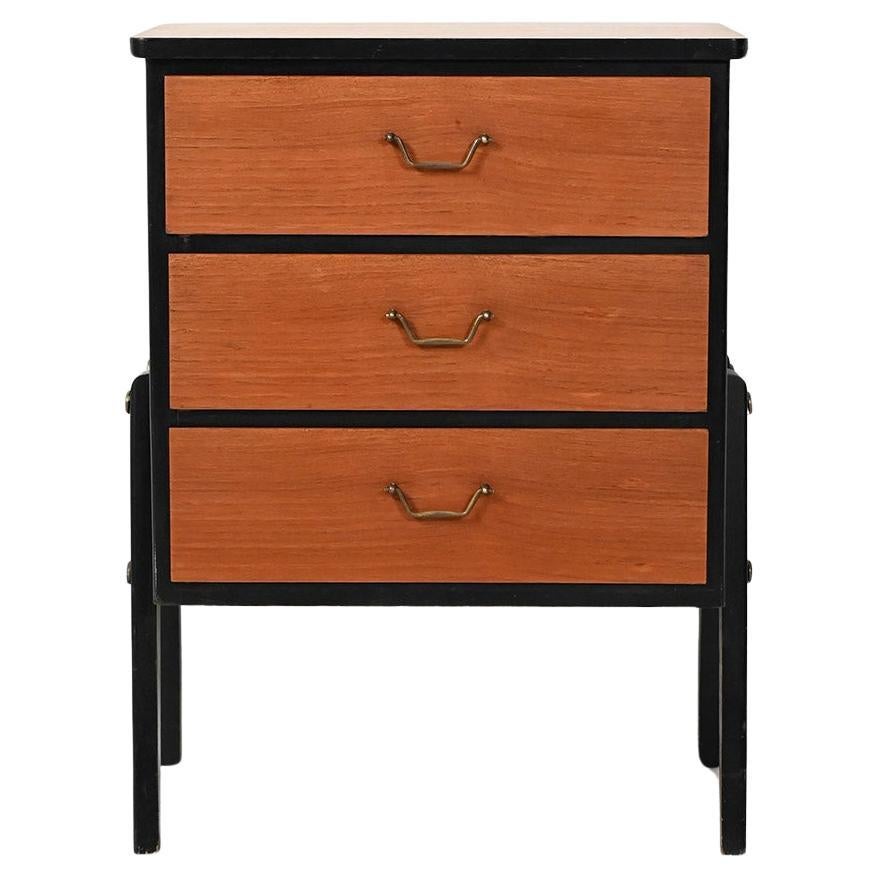 Pequeña cómoda escandinava de los años 50 lacada en negro en venta