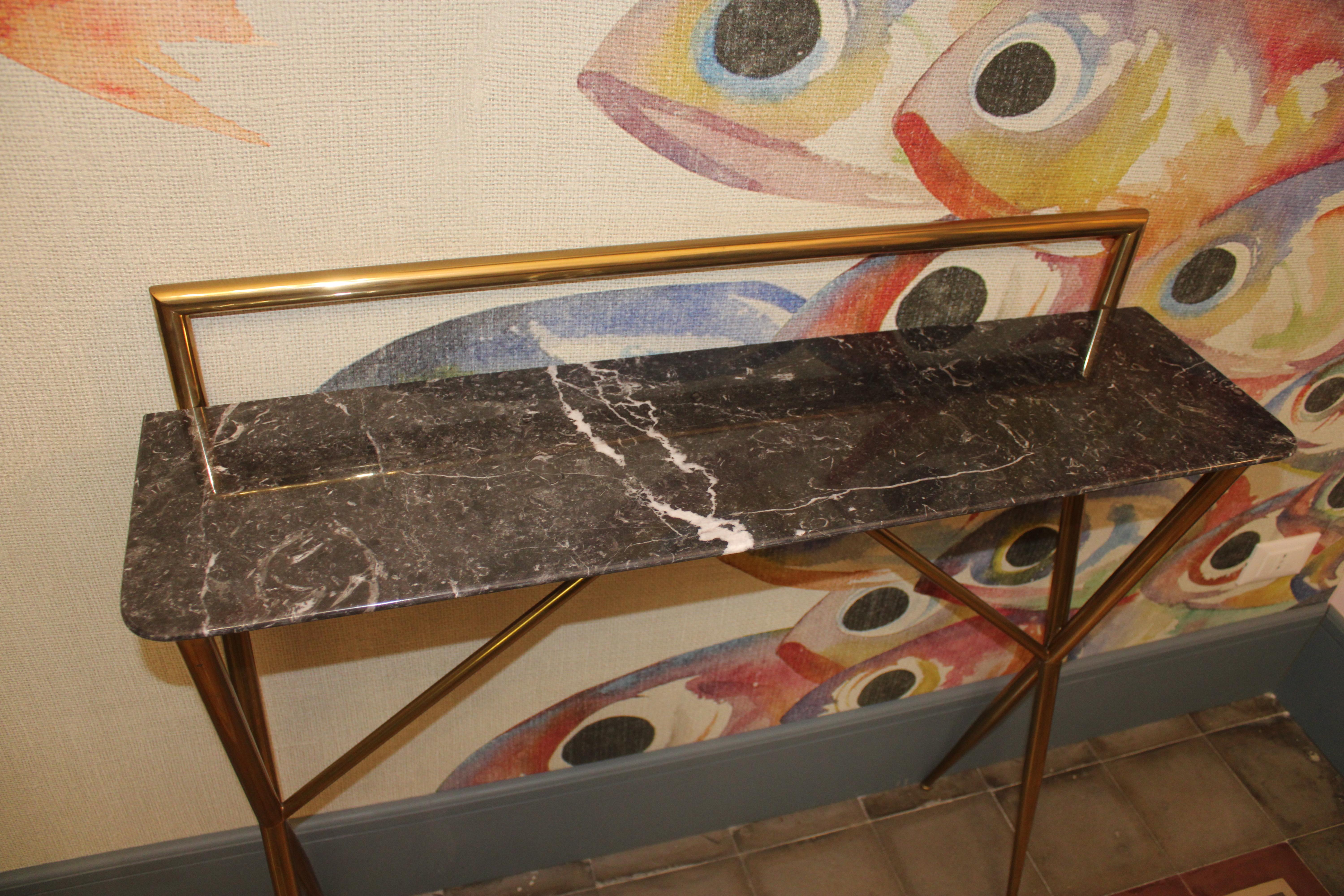 Pequeña consola de latón dorado y mármol negro Años 50 Italia Italian en venta