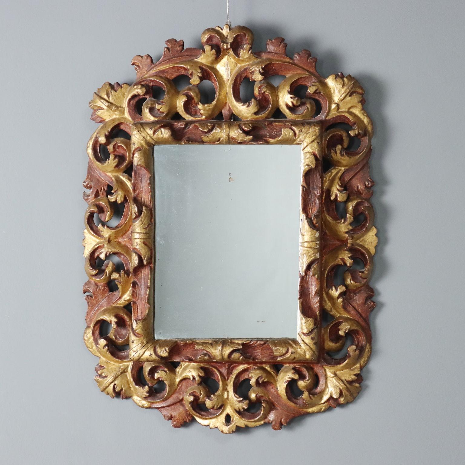 Small Baroque frame, lacquered and gilded. Openwork wooden frame richly carved with leaf subjects.
Italy, 17th century.	