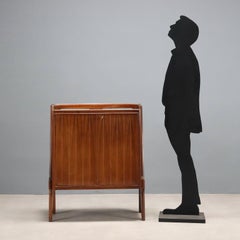 Petit buffet des années 1950-60 avec portes à charnières en bois.