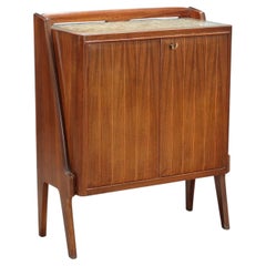 Petit buffet des années 1950-60 avec portes à charnières en bois.