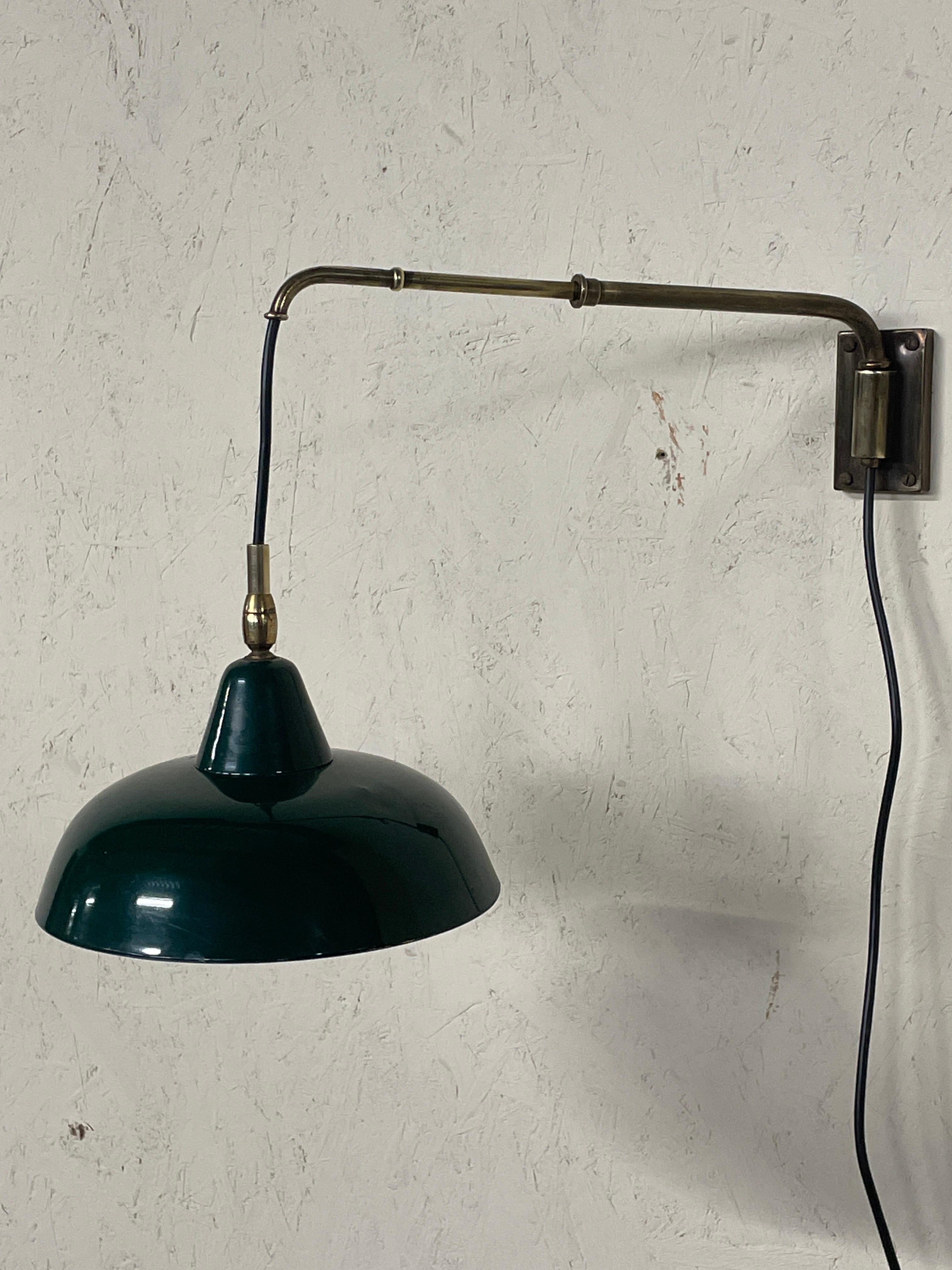 Pequeña lámpara de pared con brazo extensible, años 1940-1950.
Dado su tamaño, es perfecta como luz de cabecera, de escritorio o de lectura.

La lámpara tiene una pantalla de metal esmaltado, mientras que toda la estructura extensible es de