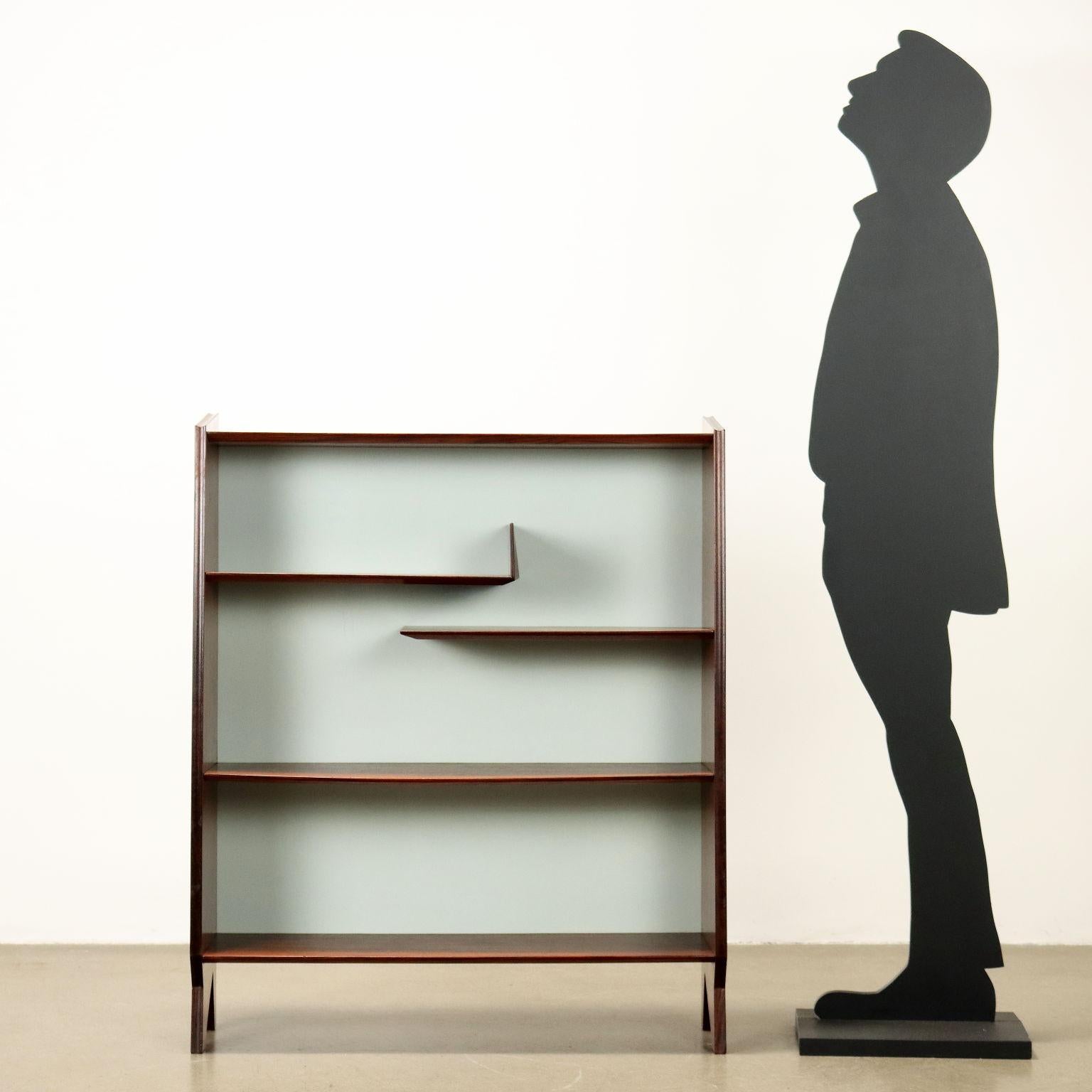 Elegant and functional small bookcase, wood exotic wood veneer, lacquered bottom. Very good condition, fully restored. 
